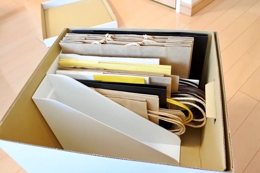 【セリア】増えてしまいがちな紙袋収納はファイルスタンドを使えばスッキリ！