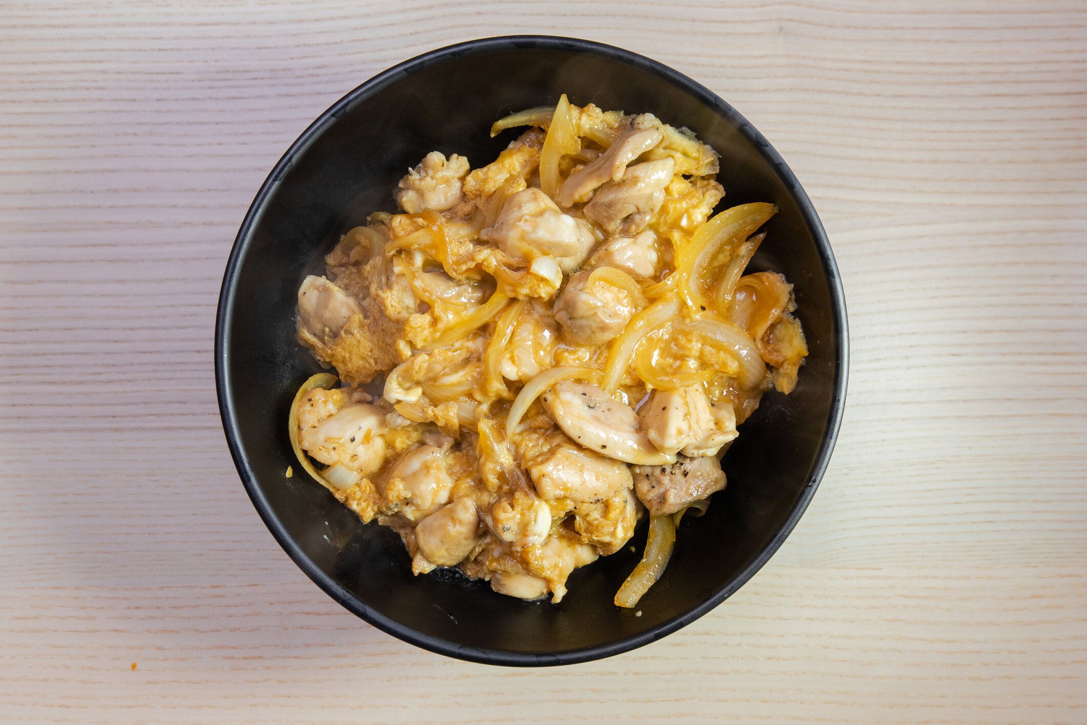 【管理栄養士監修】「親子丼」は太りやすい？気になるカロリーと炭水化物量まとめ