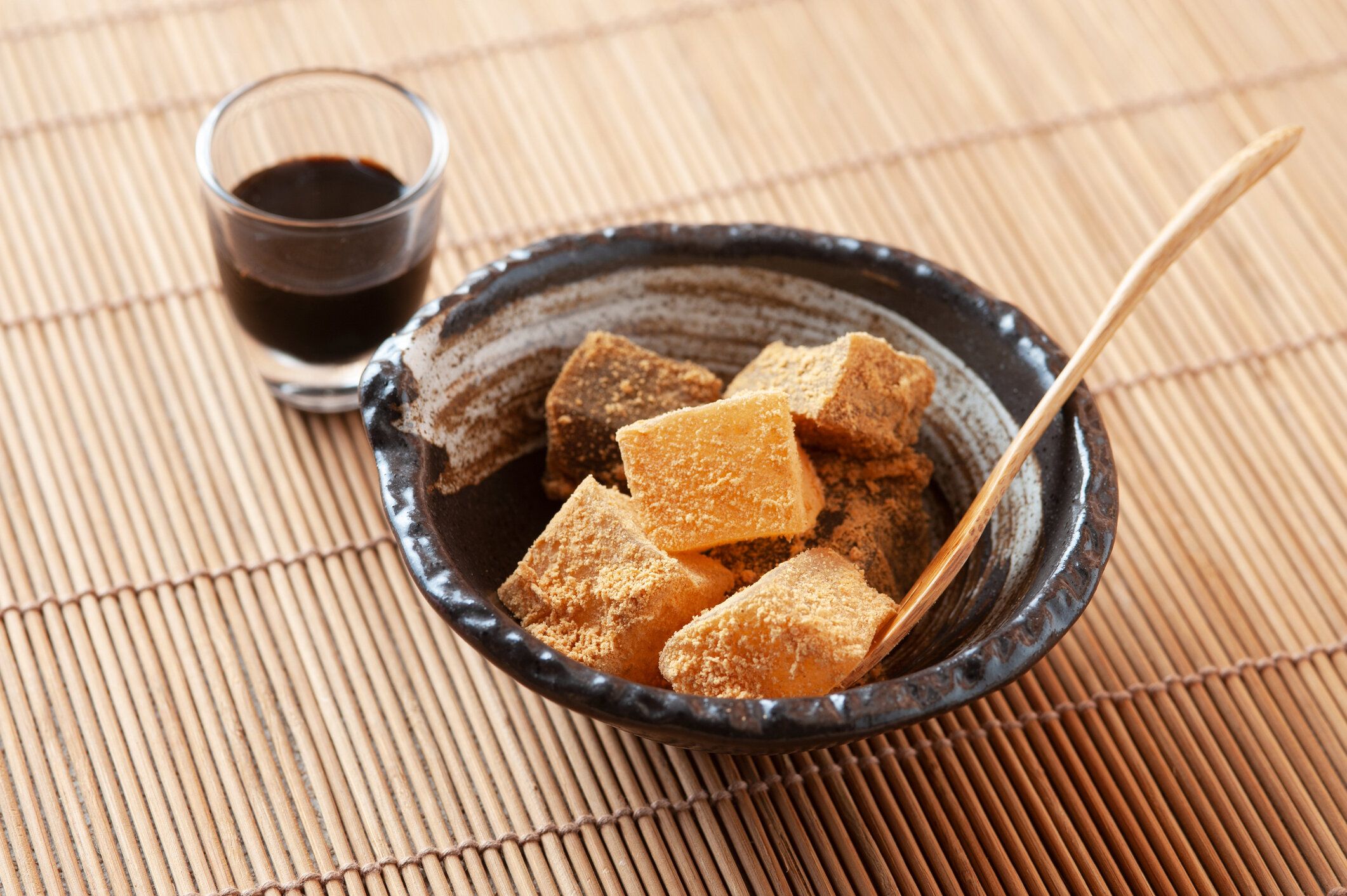 【管理栄養士監修】「わらび餅」は太りやすい？気になるカロリーと炭水化物量まとめ