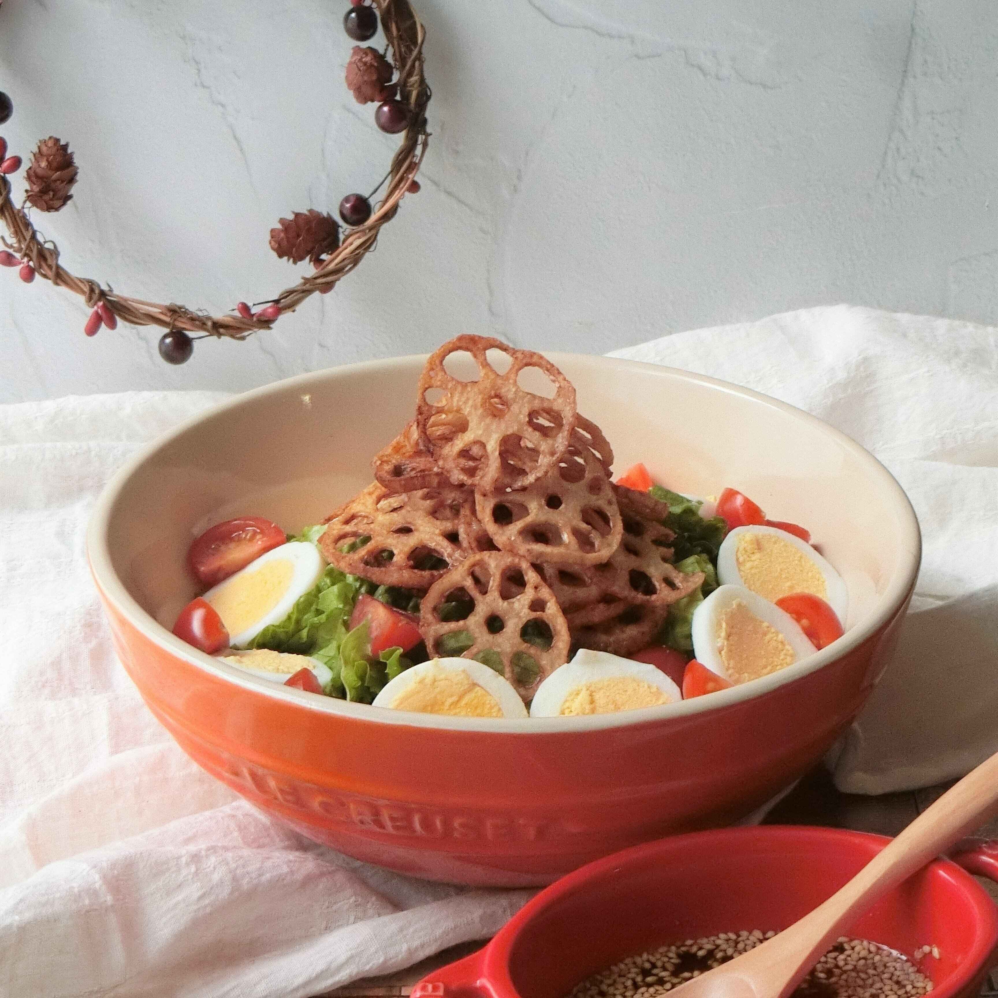 簡単盛りつけでクリスマスにぴったり！れんこんのツリーサラダ