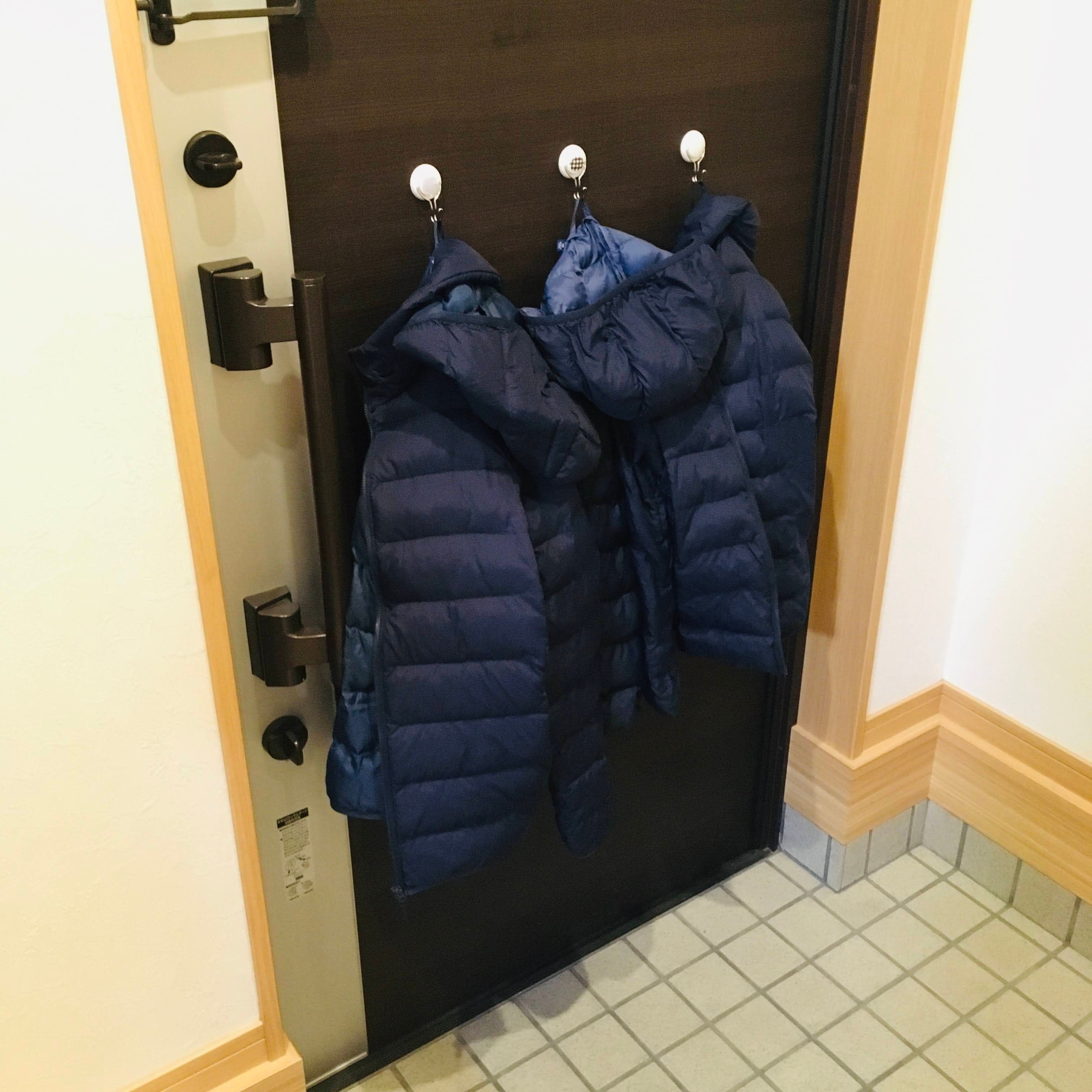 【超簡単アウター収納】取付け1秒で穴あけもナシ！床に転がるアウターがなくなった