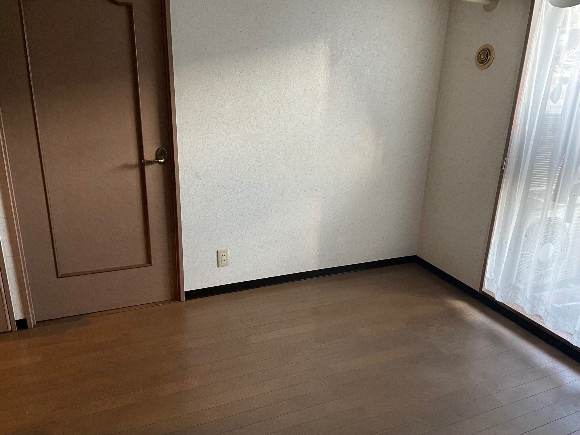 なくしても大丈夫！むしろなくした方が快適になったリビングのソファーとラグ