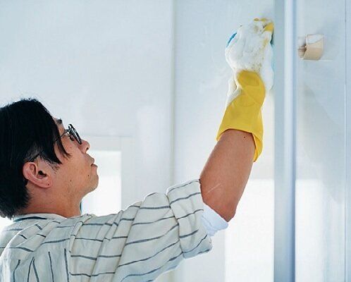 人気掃除芸人が伝授！適材適所の洗剤使いがキモ！浴室まるごとピカピカ＆鏡のくもりも一発解決！