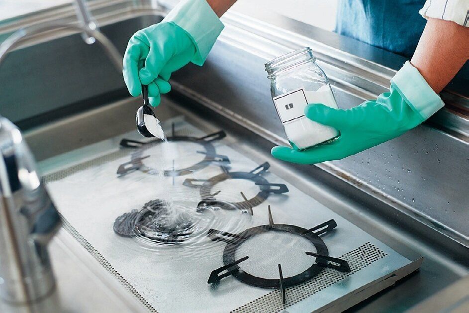 掃除芸人・佐藤満春さんがレクチャー！【超シンプル】2つの洗剤＆軍手でできる換気扇とコンロの大掃除方法