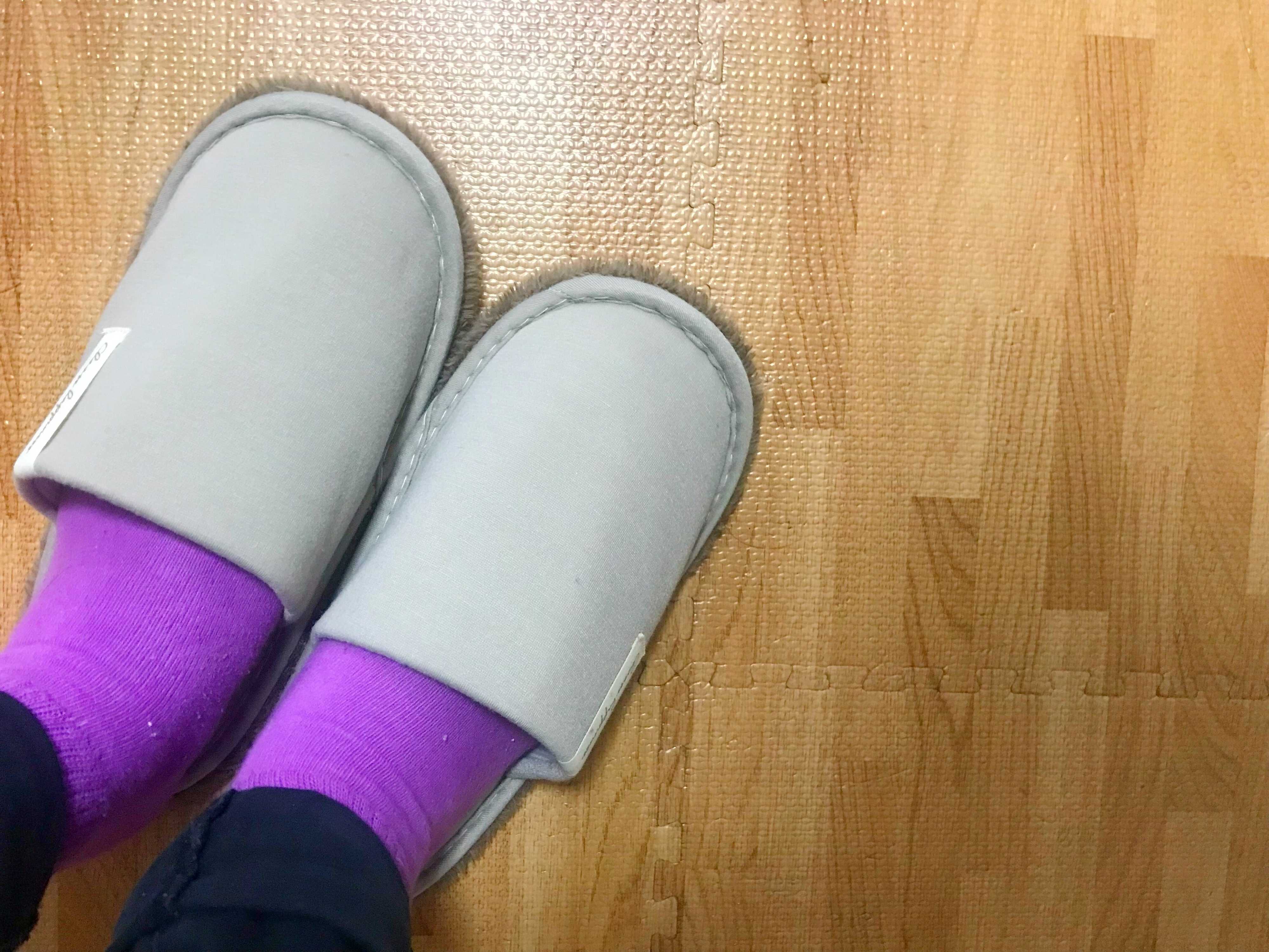 【3COINS】ズボラ主婦必見！歩きながら掃除ができるスリッパが胸アツです！