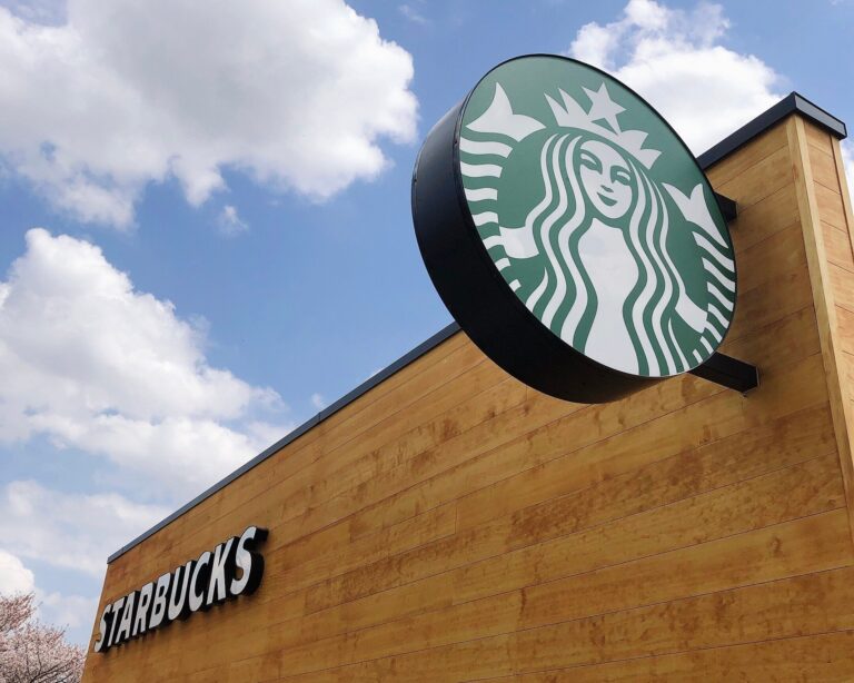 【スタバ】マニアがホリデーシーズンの特別な日に食べたいケーキとは
