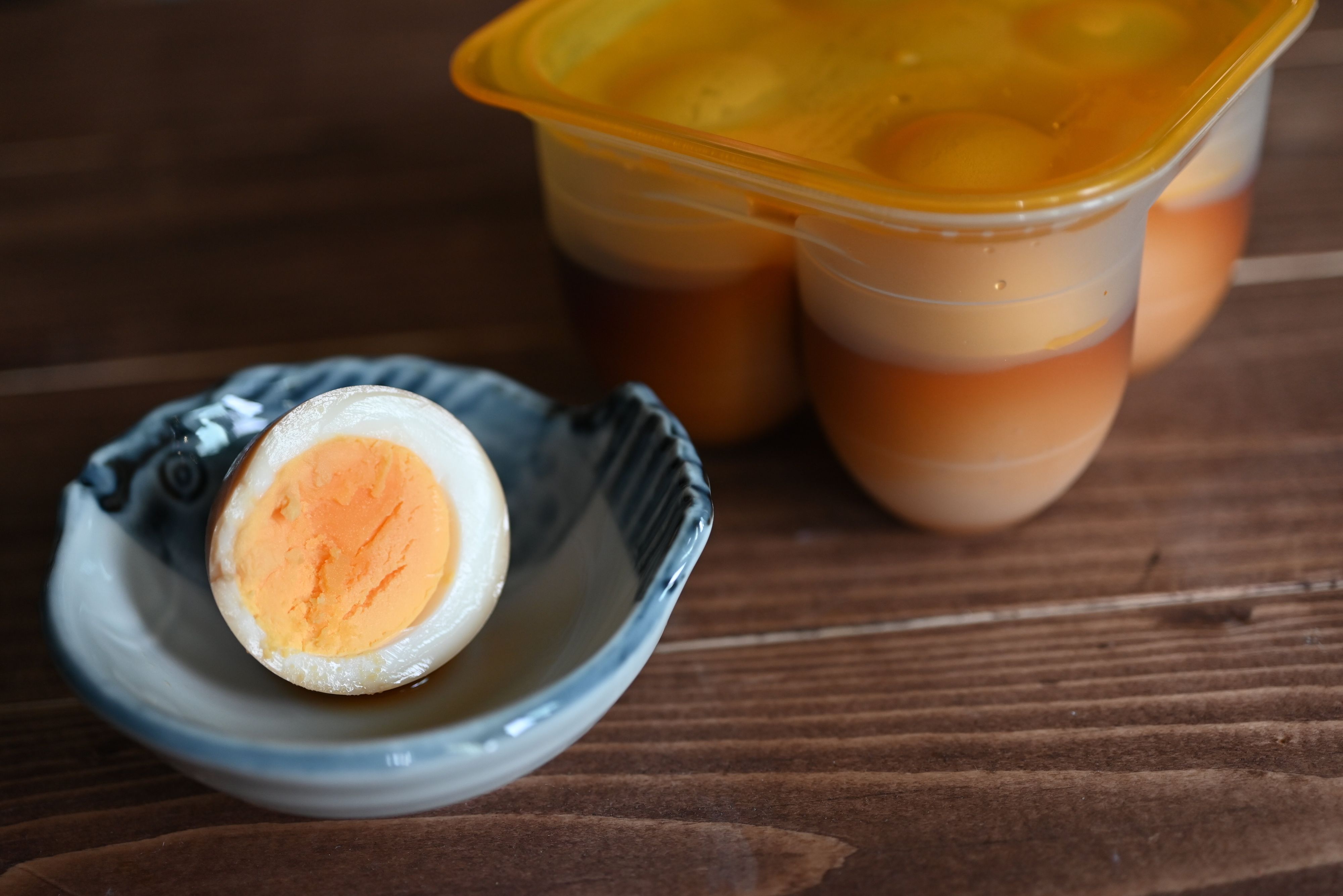 【ダイソー】味玉好き必見！少ない調味料でつくれる「味付けたまごメーカー」