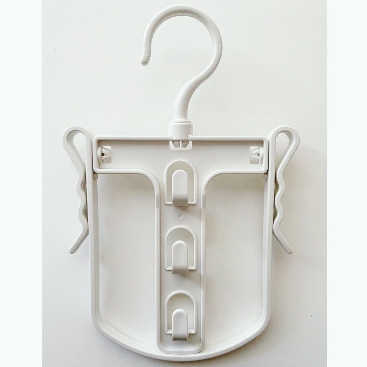 【100円ショップ】サイズ調整可能でパーカーの部屋干しに役立つ！さらにタートルネックまで！？