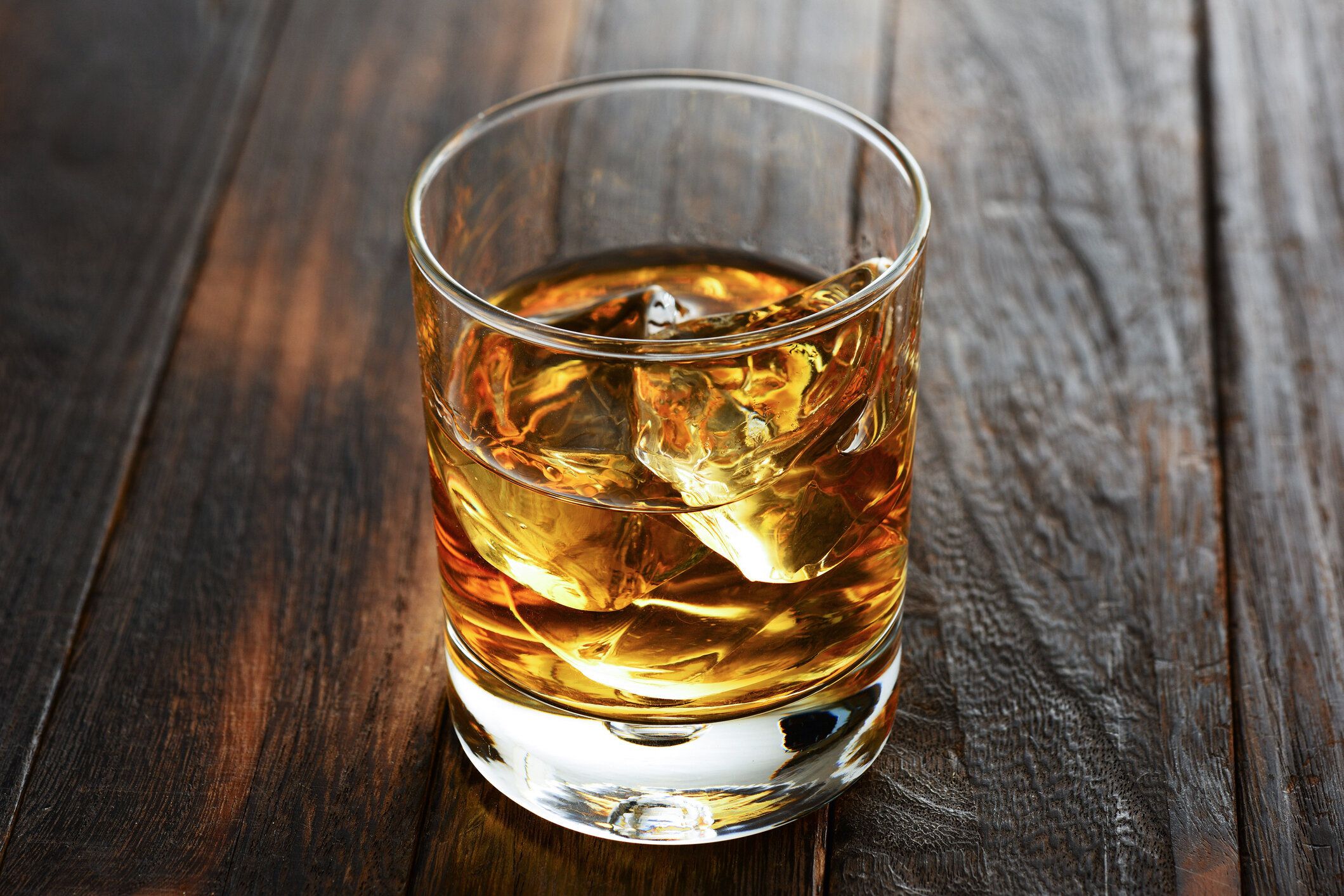 「ウイスキーグラス」のおすすめ商品21選！選び方やお手入れの方法もあわせて紹介