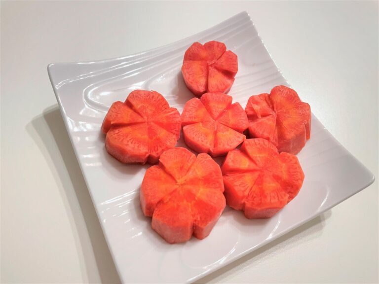 【お正月に使える】にんじんをお花の形に切って華やかに！