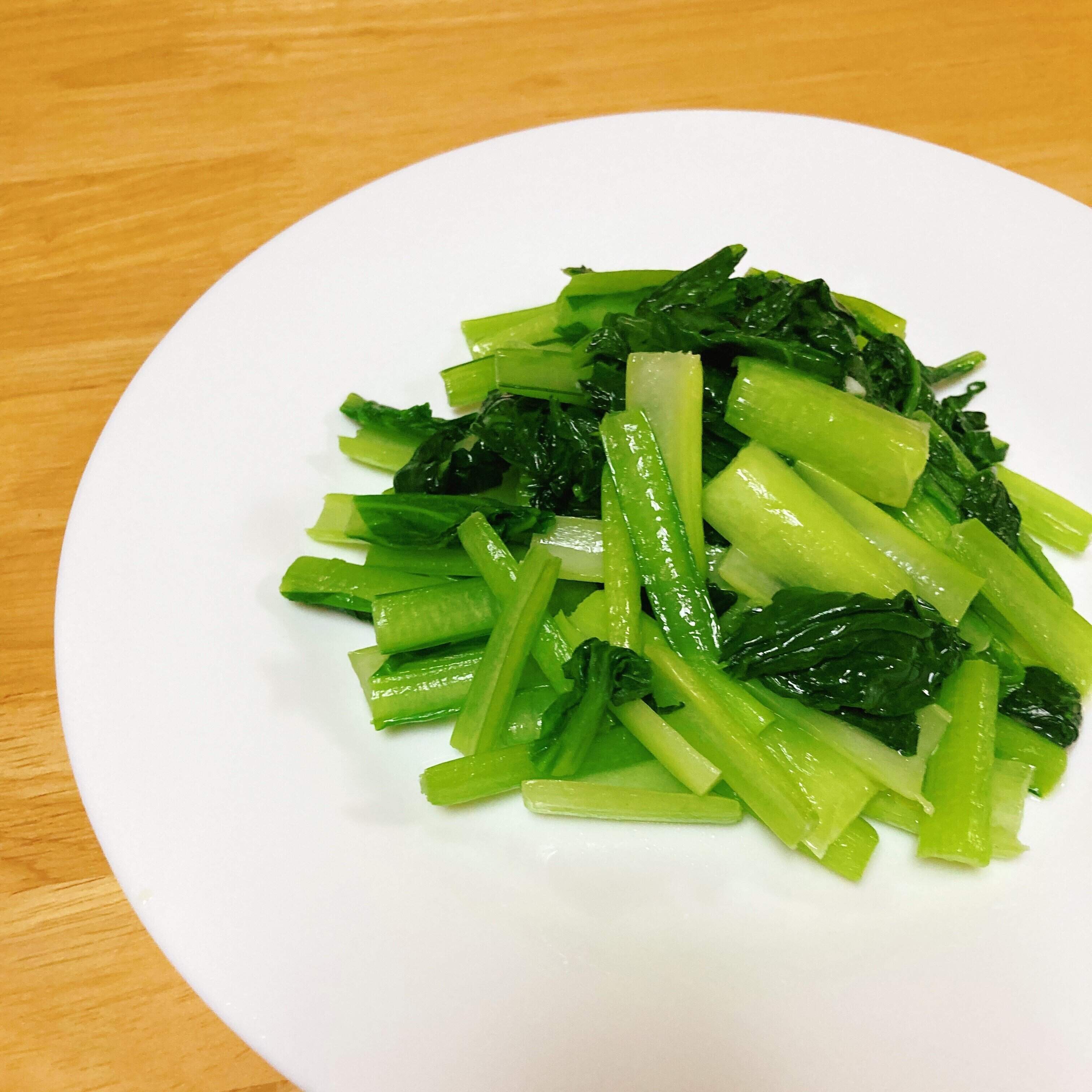 【あと1品を簡単に】切って炒めるだけでできる！小松菜塩バター炒め