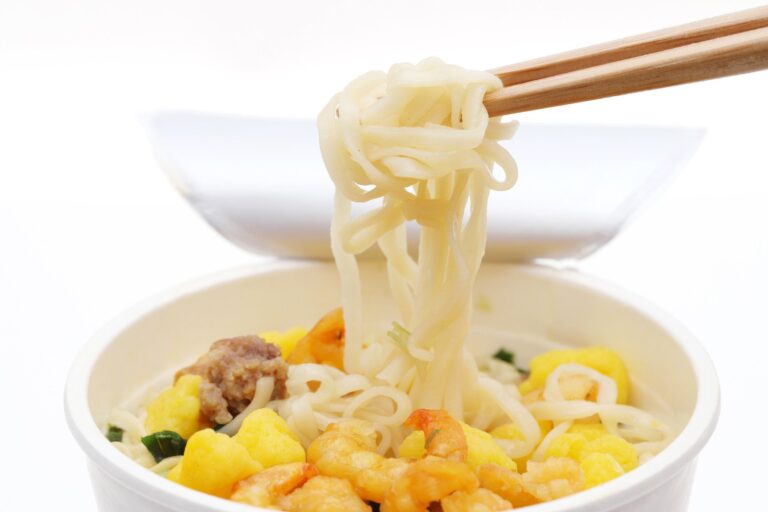 どうやって捨てるべき？カップ麺の汁、捨て方を徹底比較