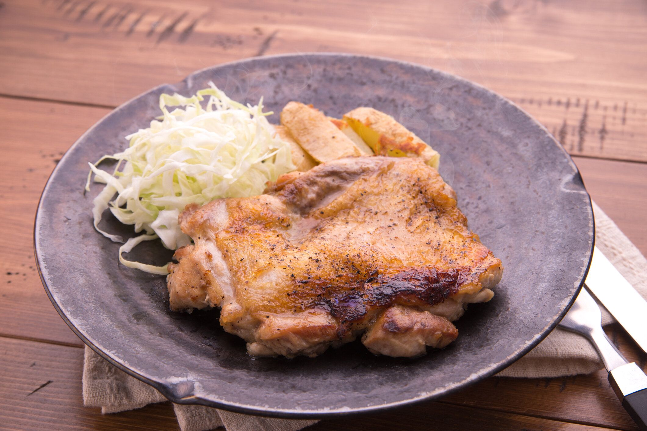 【管理栄養士監修】気になる「チキンソテー」のカロリーや炭水化物量とは？食べる際に押さえるべきポイントを紹介