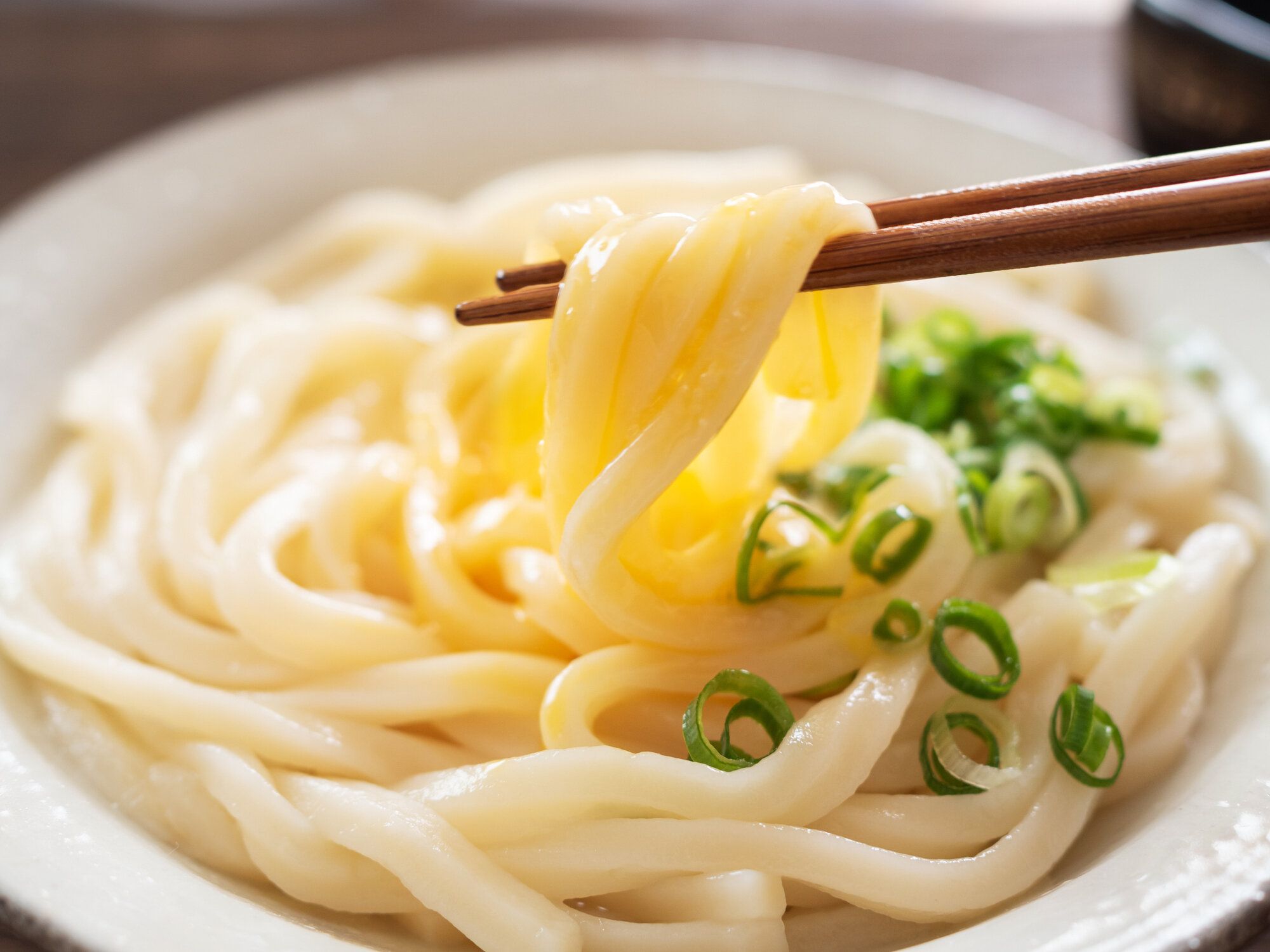 【管理栄養士監修】気になる「釜玉うどん」のカロリーや炭水化物量とは？食べる際に押さえるべきポイントを紹介