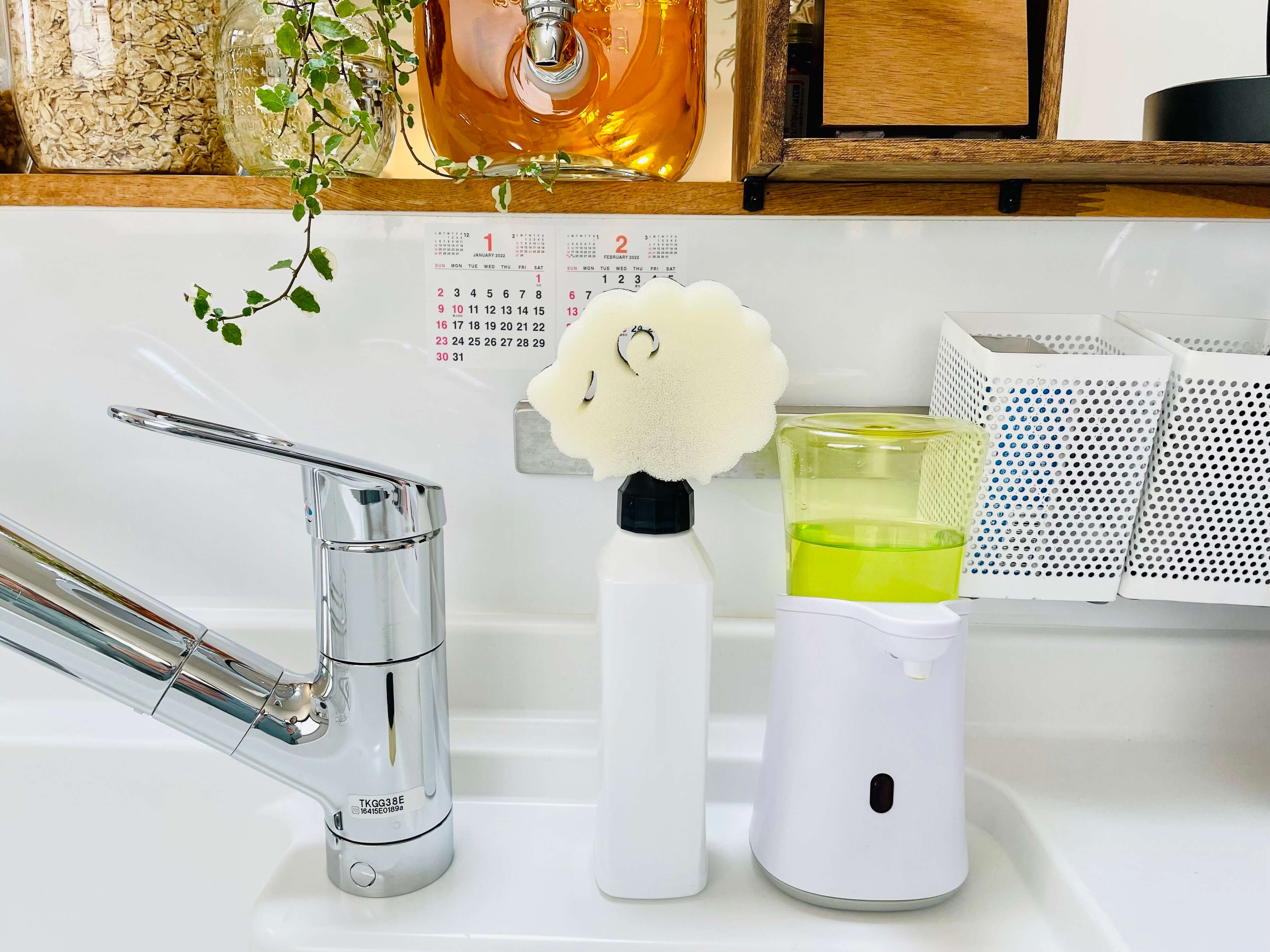 【ダイソー】もう置き場所に困らない！ラックがいらないキッチンスポンジでヌメリにサヨナラ！