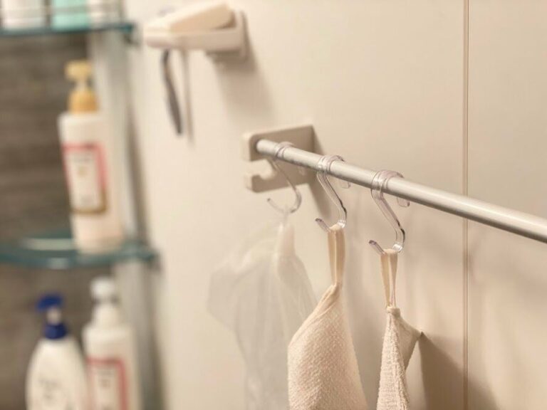 【セリア】ひっかけ収納のプチストレス解消！「透明で目立ちにくいバスフック」