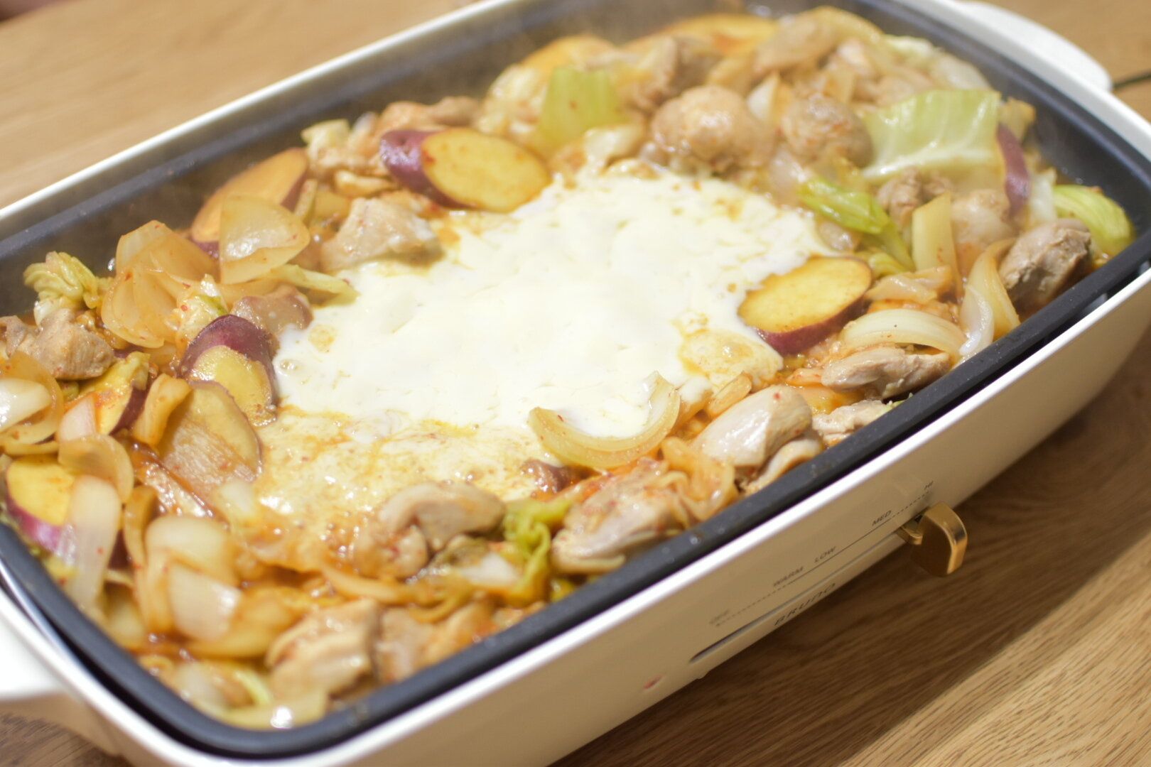 寒い日はホットプレートにおまかせ！計量不要で〆までおいしい”チーズタッカルビ”