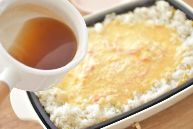 寒い日のごはんはホットプレートにおまかせ！”かに玉＆チャーハン”の作りかた
