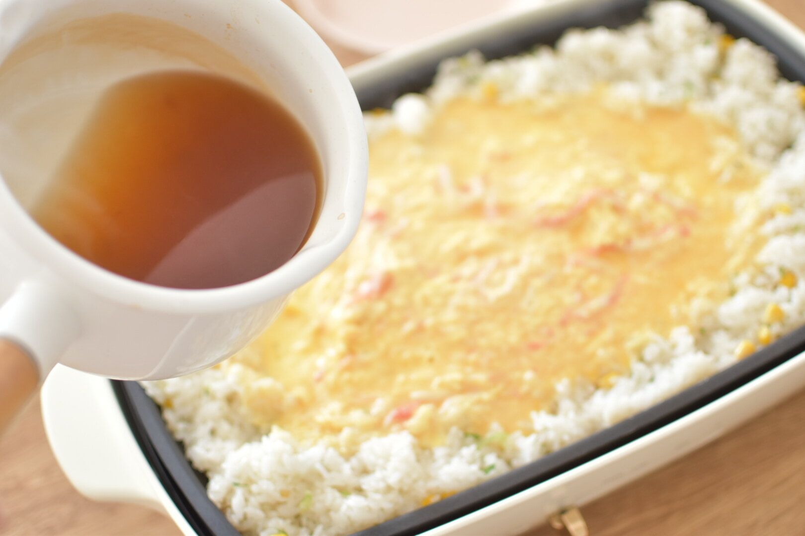 寒い日のごはんはホットプレートにおまかせ！”かに玉＆チャーハン”の作りかた