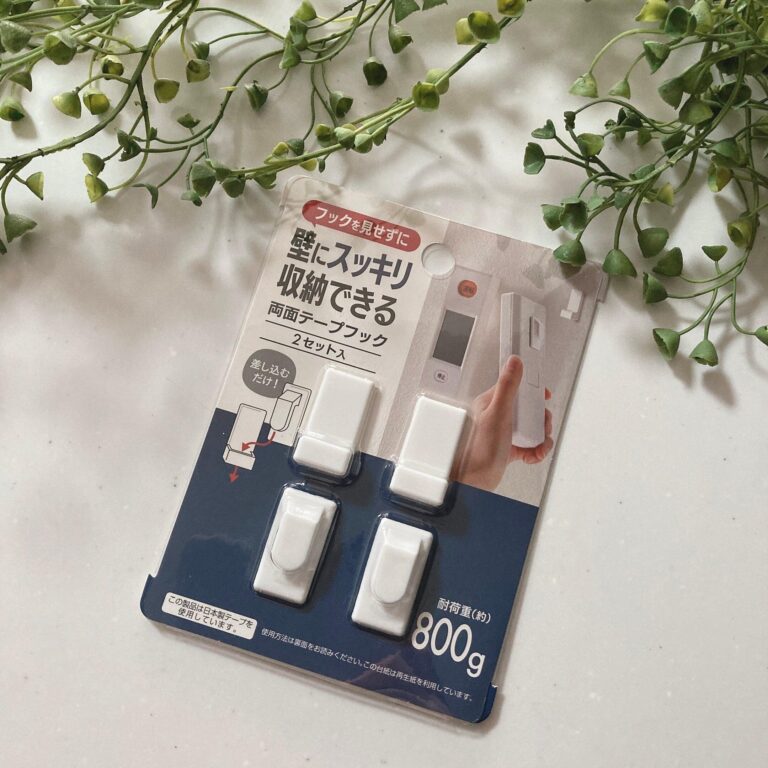 リモコンの壁掛け収納が完成！【セリア】のお役立ちアイテム