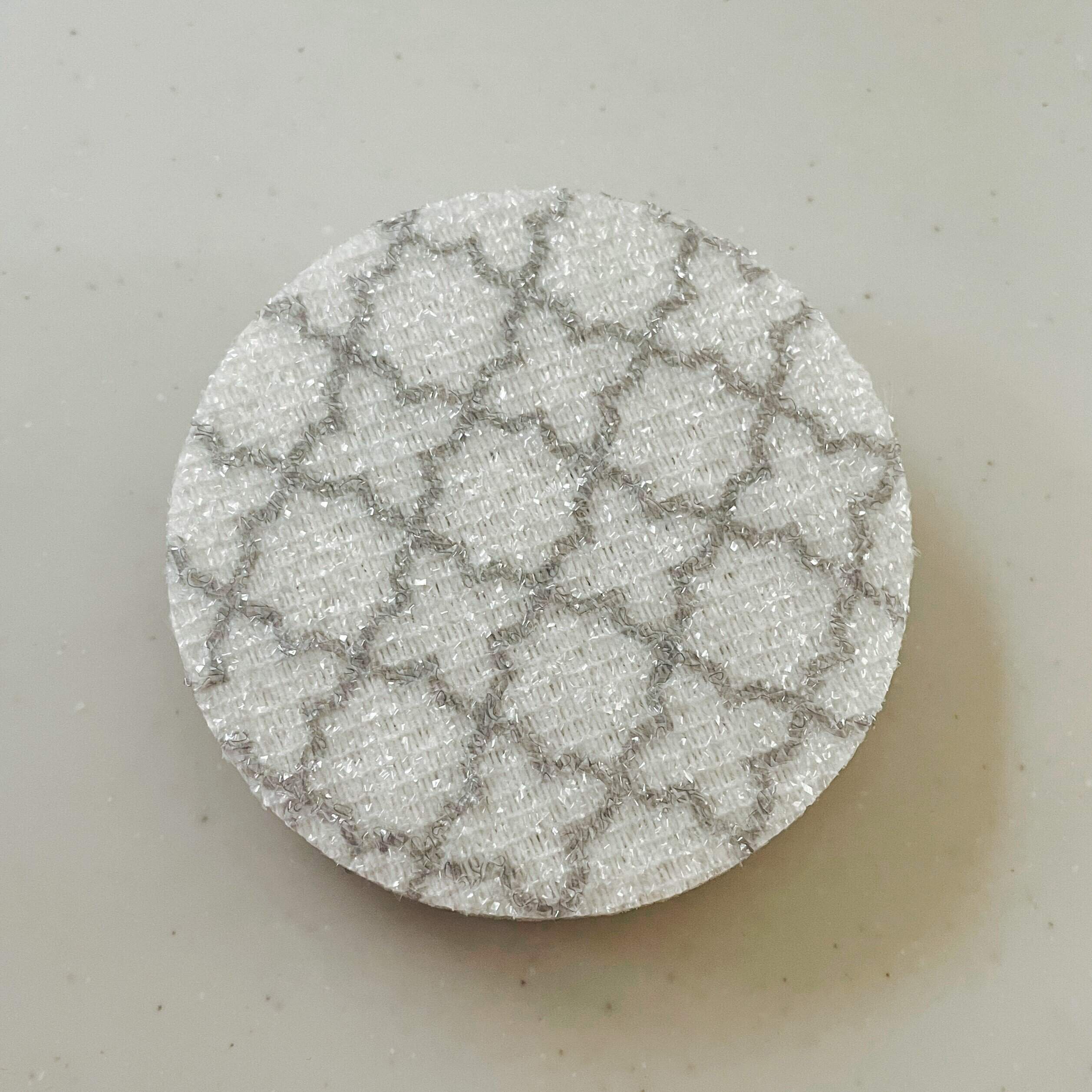 【ダイソー】1つ2役！洗面台の掃除が”水だけ”でできるスポンジが可愛い！