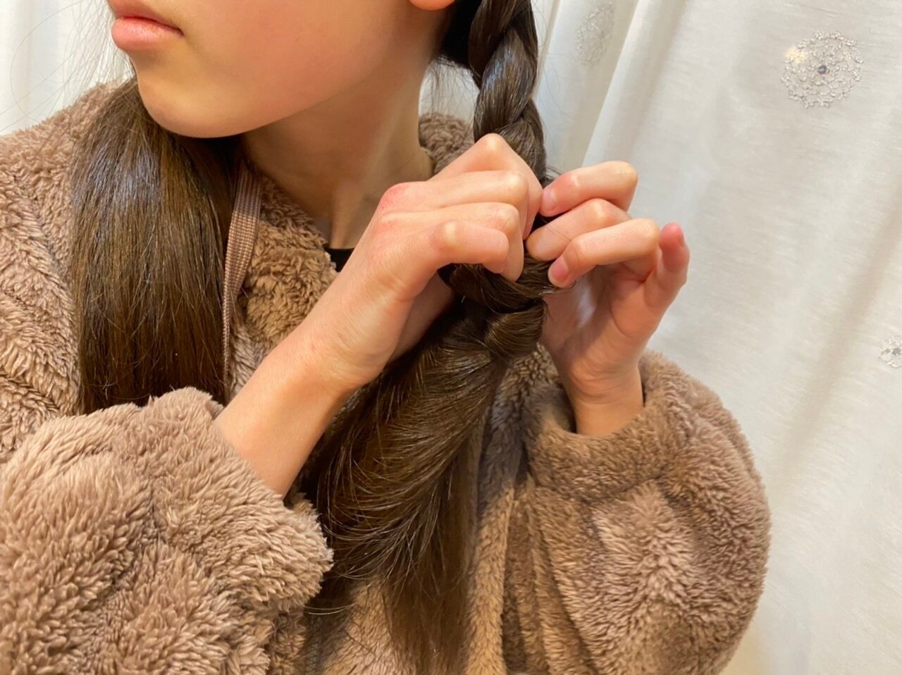 ヘアゴムがなくて困った時に便利！ヘアゴムなしでも出来る三つ編みヘアのご紹介！