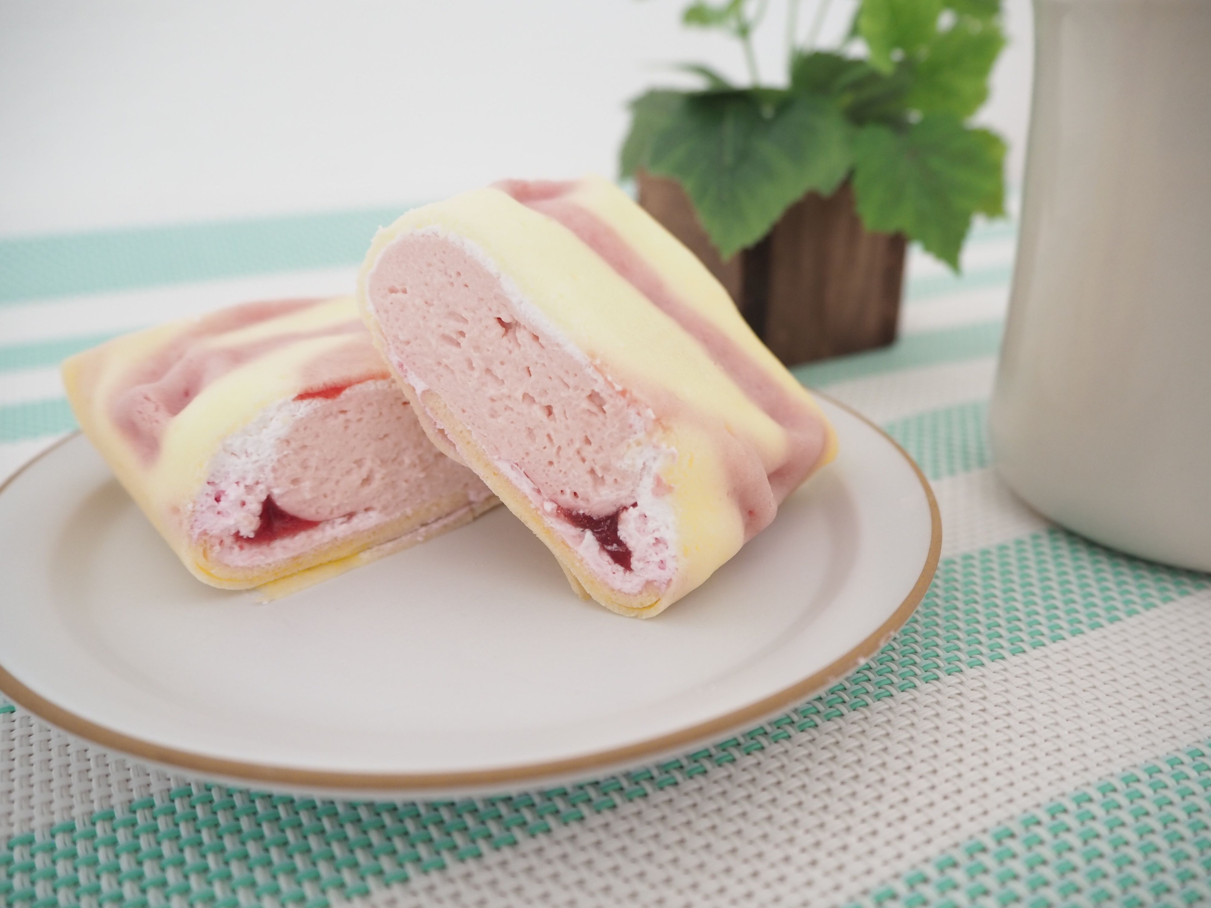 【ミニストップ】ふんわり濃密なクリームにほっぺがとろける！見た目も推せる！「しあわせクレープ～苺&レアチーズ～」