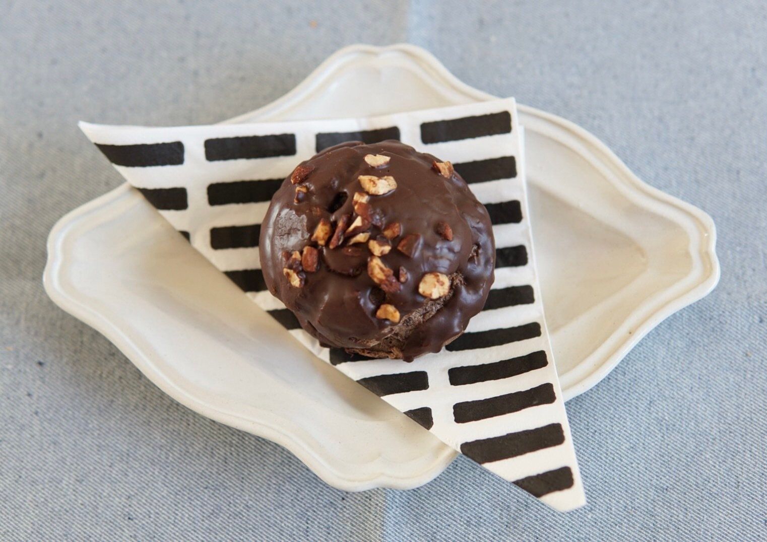 【ローソン】濃厚なブラウニーとふわっとした生クリームの組み合わせが絶妙！「ブラウニーシュー」