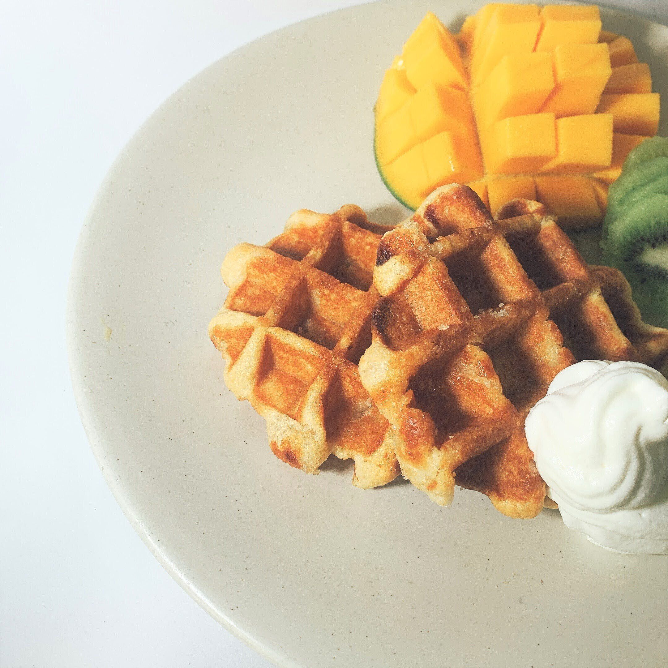 【業務スーパー】発祥の地ベルギーから直送されている3種類のベルギーワッフル！そのままでも、焼き立て風にも、フルーツやクリーム添えても！