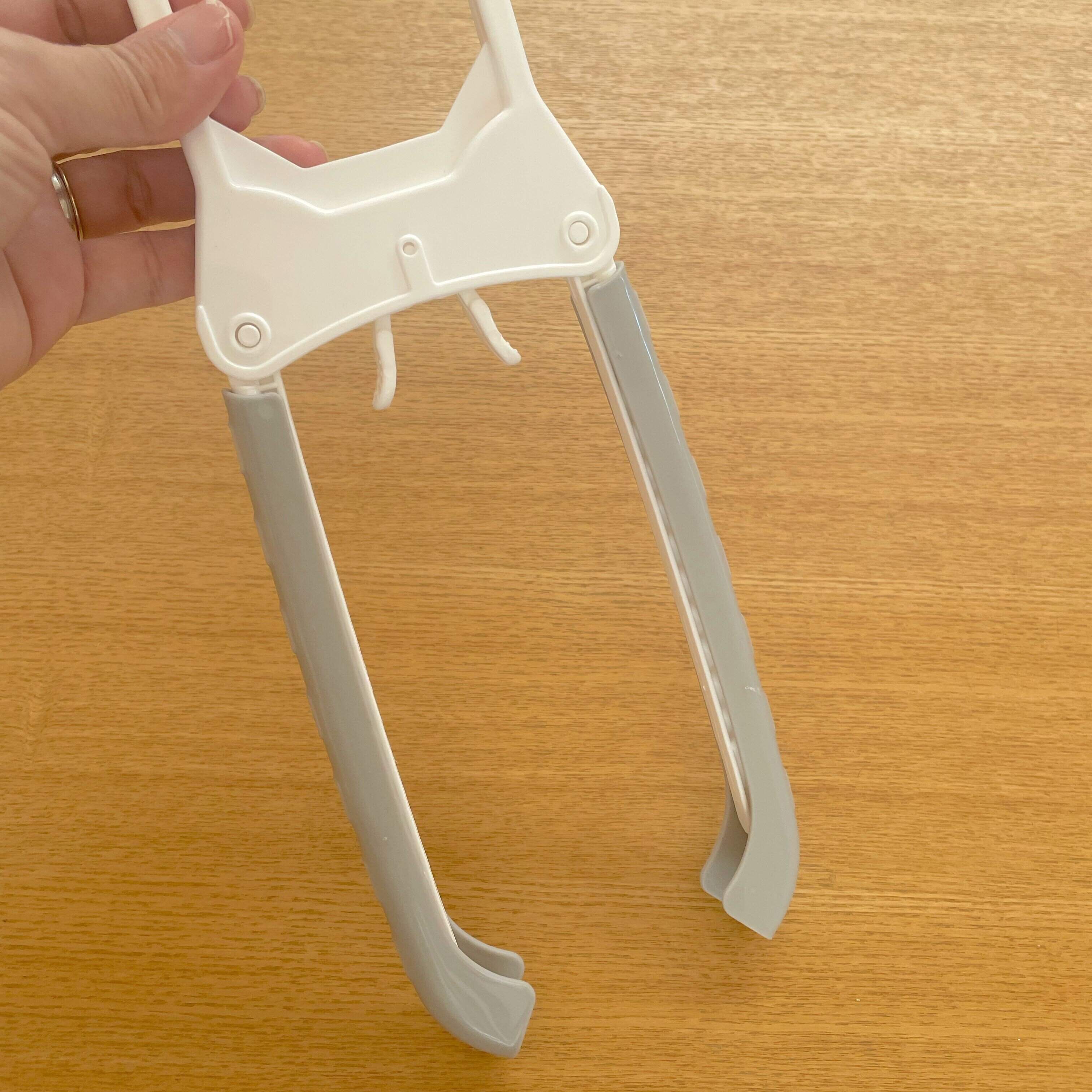 【ダイソー】首元を引っ張らずにかけられるハンガーが斬新すぎるっ！