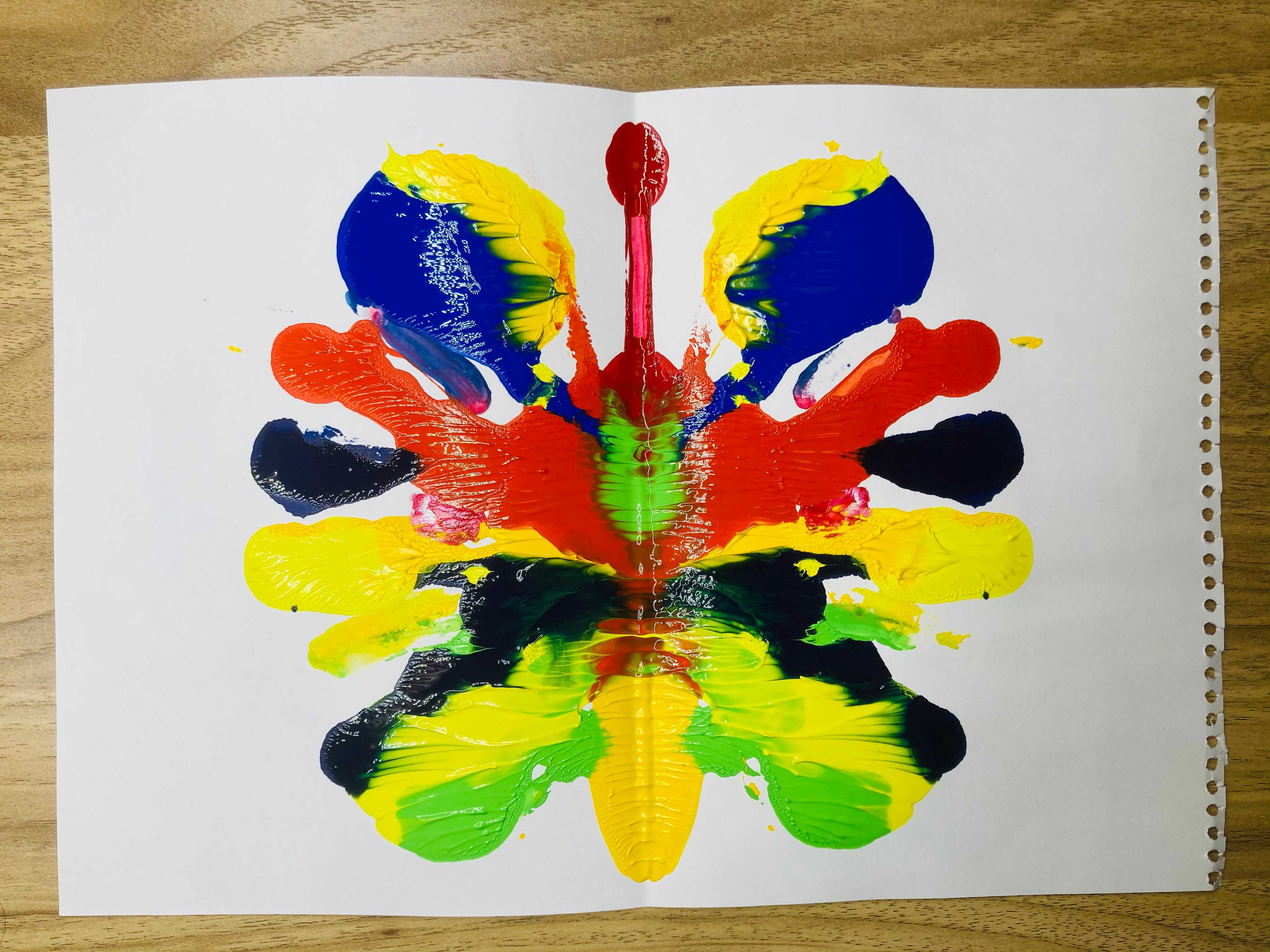 「デカルコマニー」とは？やりかたと、ちょうちょやとんぼ、こいのぼりなど様々な作品をご紹介！