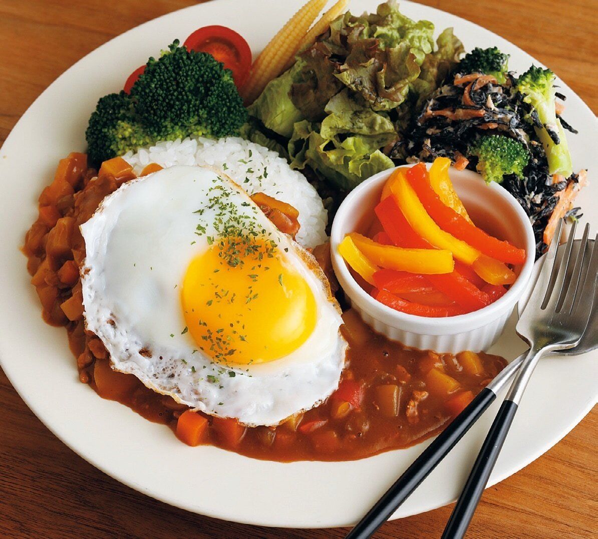 【週5000円献立】超人気節約インスタグラマーが伝授！定番食材＆おつとめ品でにぎやかワンプレート献立