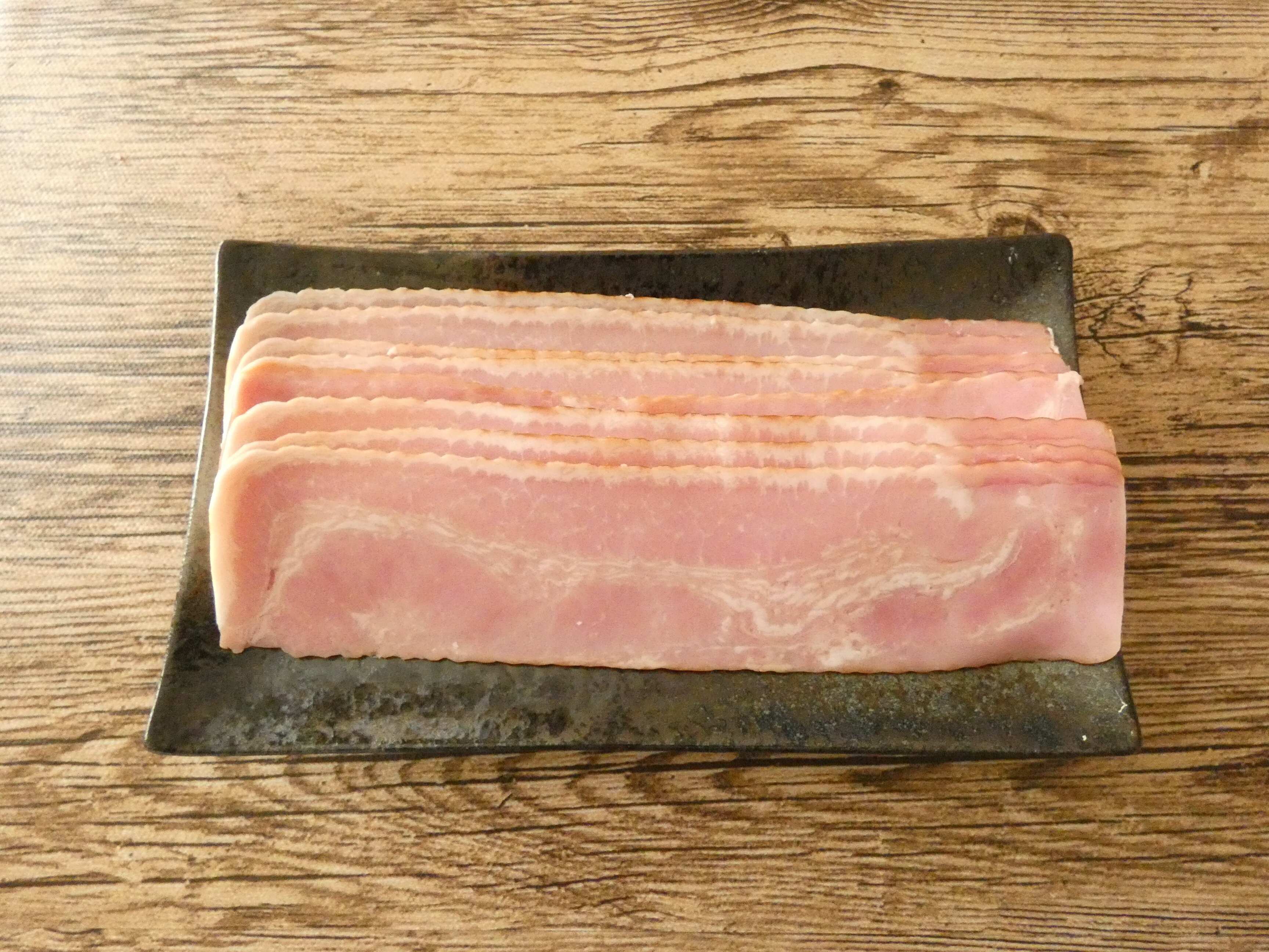 スライスベーコンはラップで「蛇腹冷凍」するのがおすすめ！使いやすくて便利な保存法をご紹介