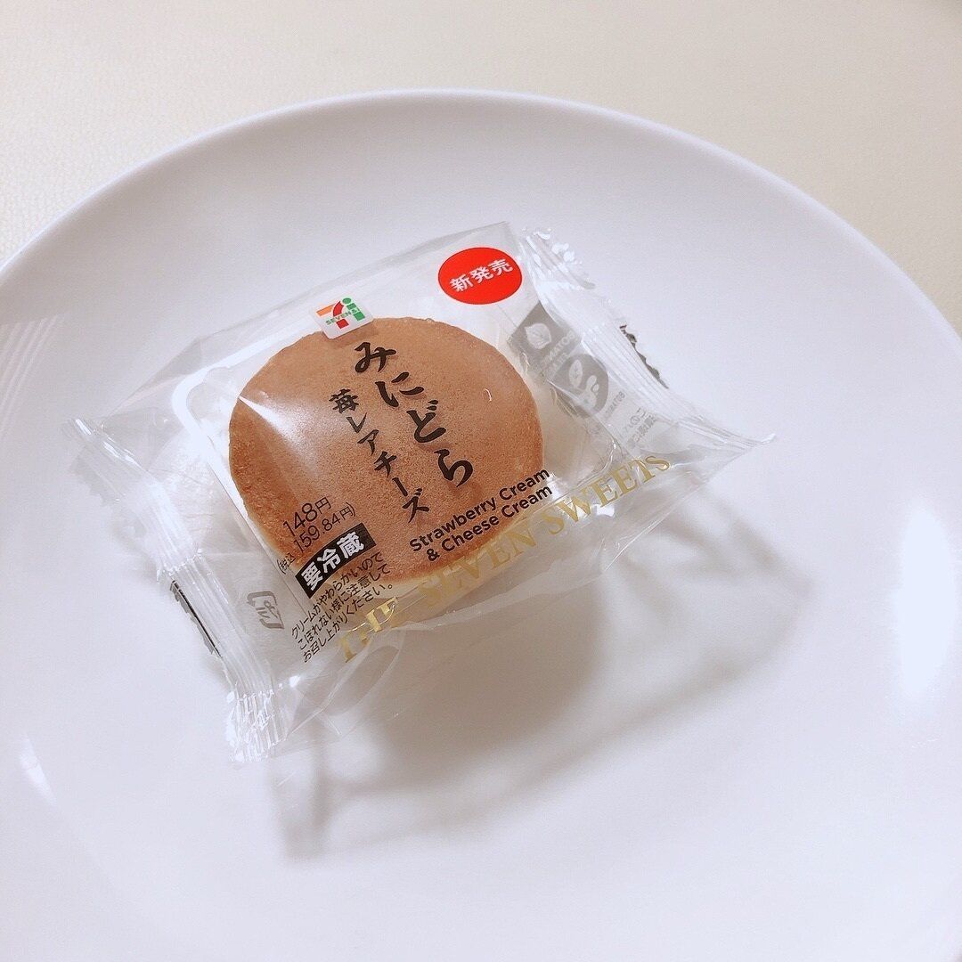 予測以上の売れ行き【セブン】「みにどら苺レアチーズ」指先サイズで一躍人気のミニチュアスイーツ