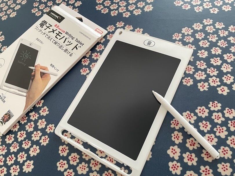 【キャンドゥ】ホワイト好きさん必見！家に1台あると便利な電子メモパッド