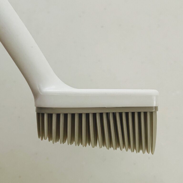 【ダイソー】掃除しづらい”あそこ”にピタッとフィットするブラシを使ってみた！