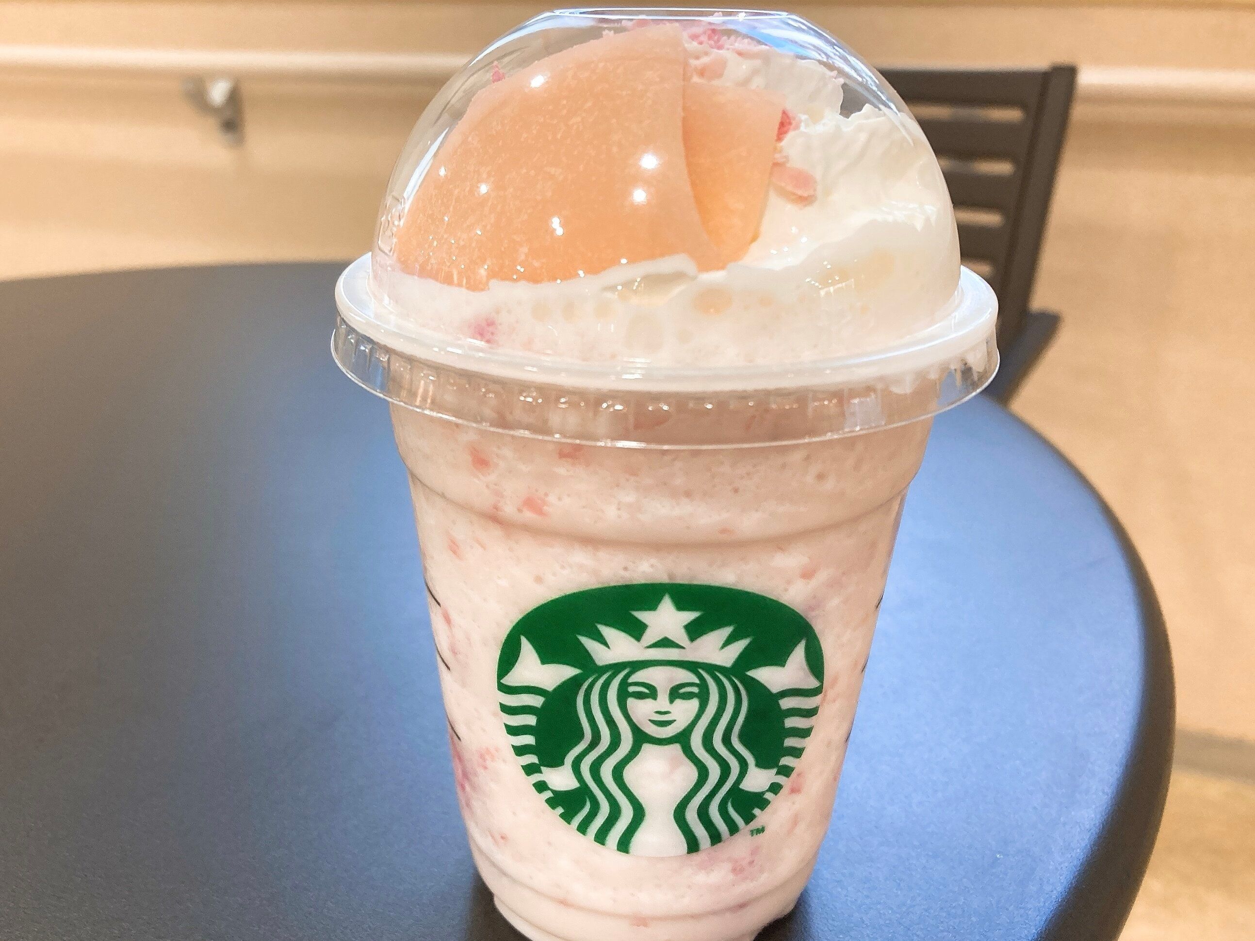 【スタバ】話題のさくらフラペチーノが夜のさくらに進化して新登場！
