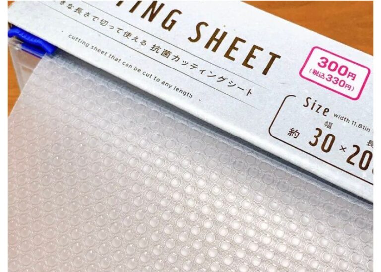 【ダイソー】面倒なお手入れが時短に！一度使ったら手放せない「まな板シート」