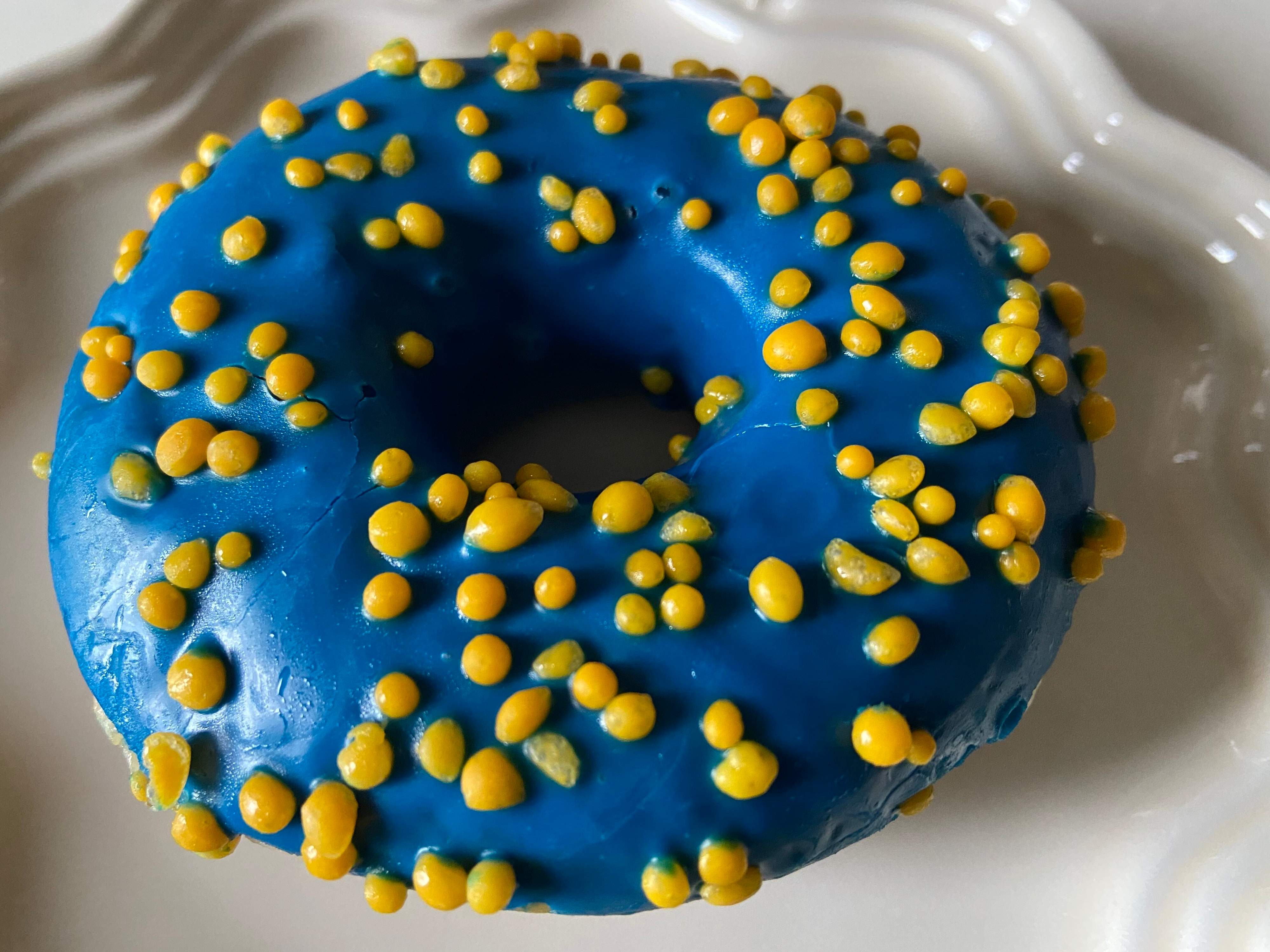 【衝撃】IKEAカラーの青いドーナツをおそるおそる食べてみた！