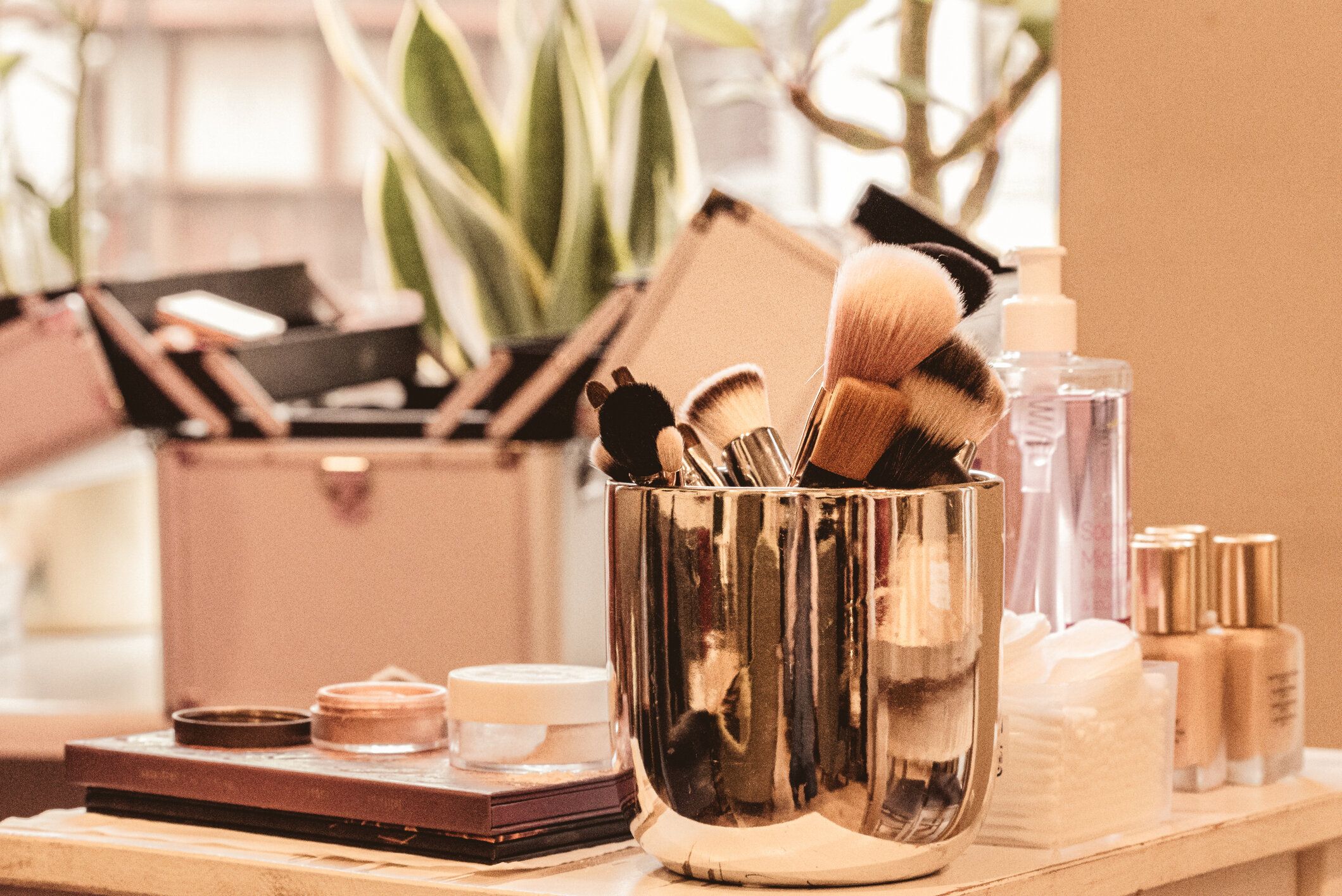 きちんと使えていないと老けみえの原因に!?メイク道具でやって欲しいこと5選