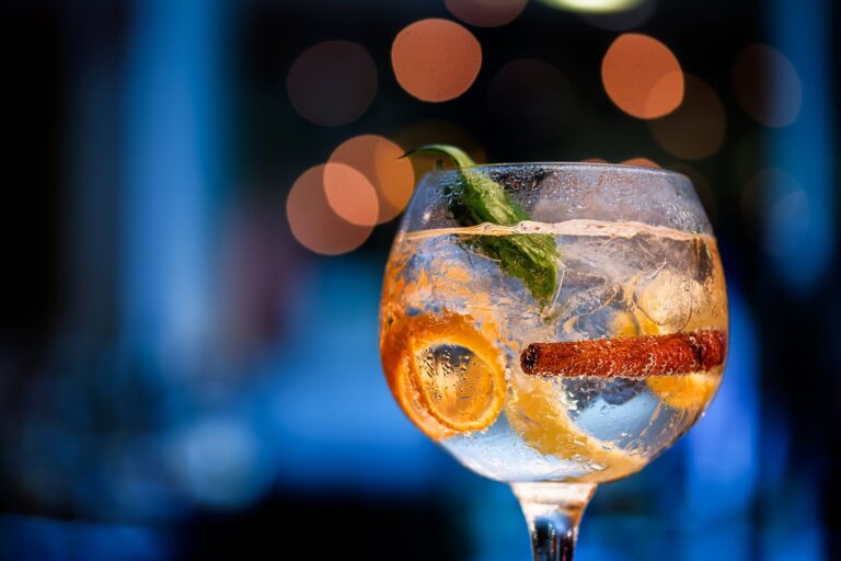 気になる「ジン」のカロリーや炭水化物量とは？飲む際に押さえるべきポイントを紹介