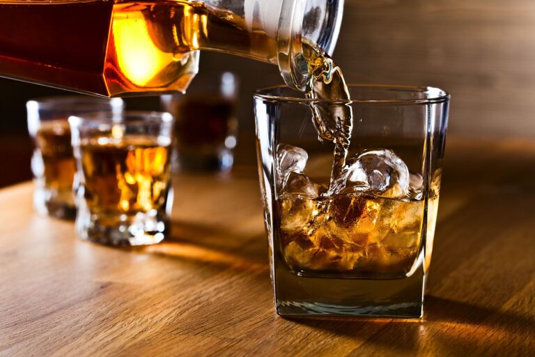 【管理栄養士監修】気になる「ラム酒」のカロリーや炭水化物量とは？飲む際に押さえるべきポイントを紹介