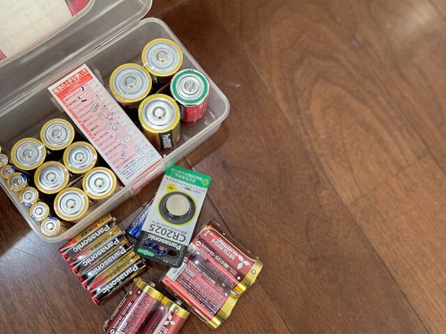 知らないとちょっとコワイ！「電池の収納」置く時、捨てる時