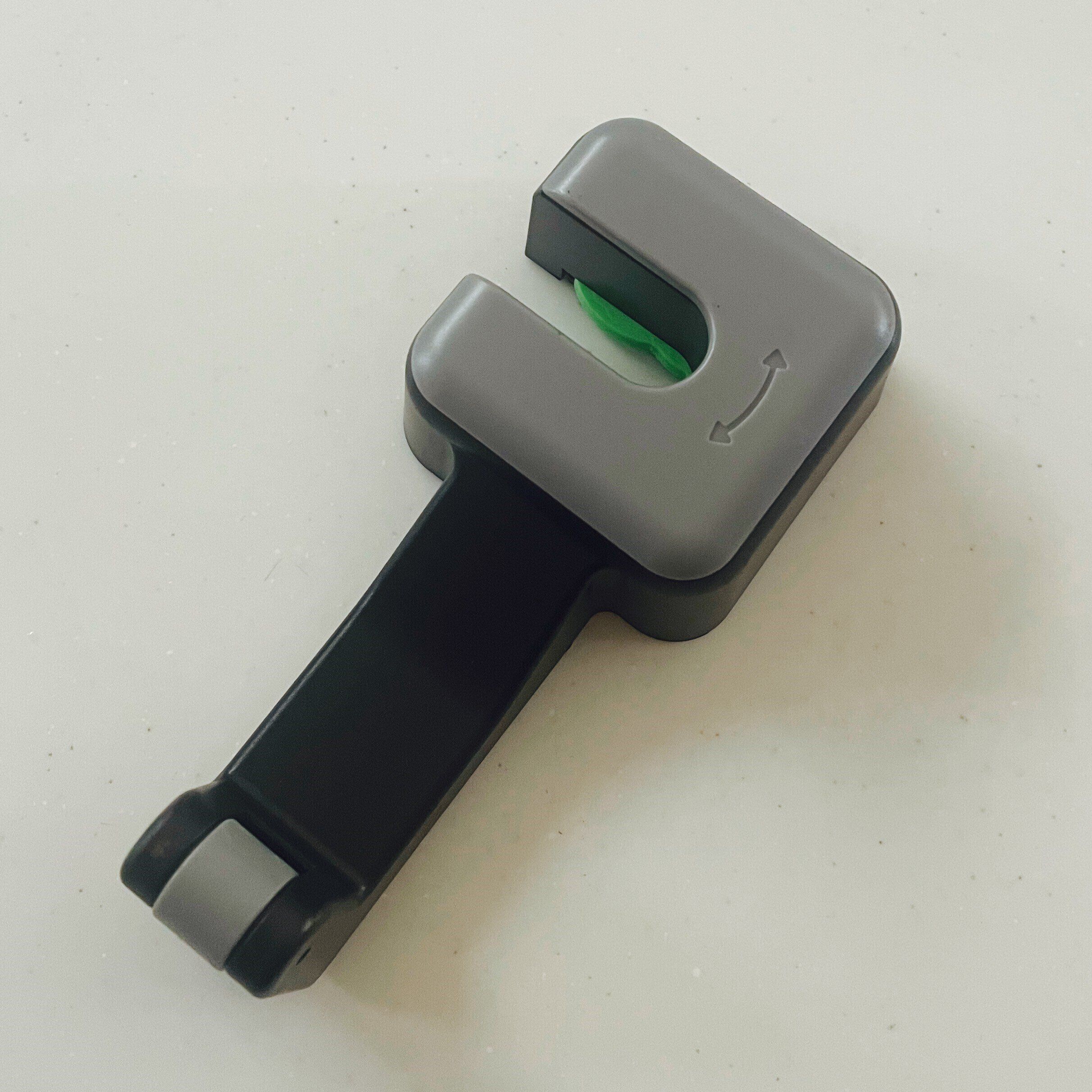 【ダイソー】マイカー派の方は是非買って！「アレが付いたフック」が車内で大活躍！