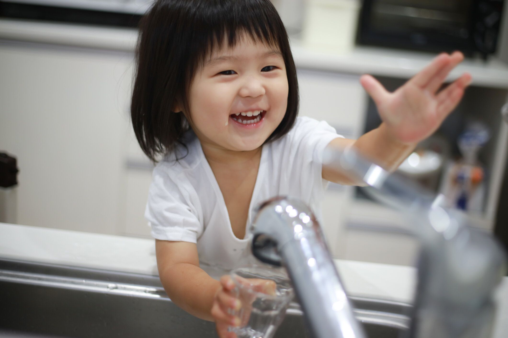 水遊びでのびのび育てる！１・２歳の「科学の芽」