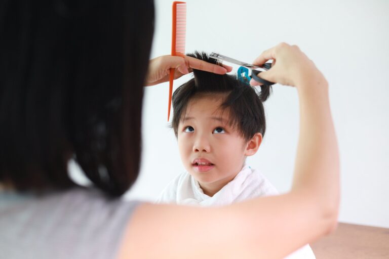 子どものヘアカットは家でする？髪型やかかる金額は？