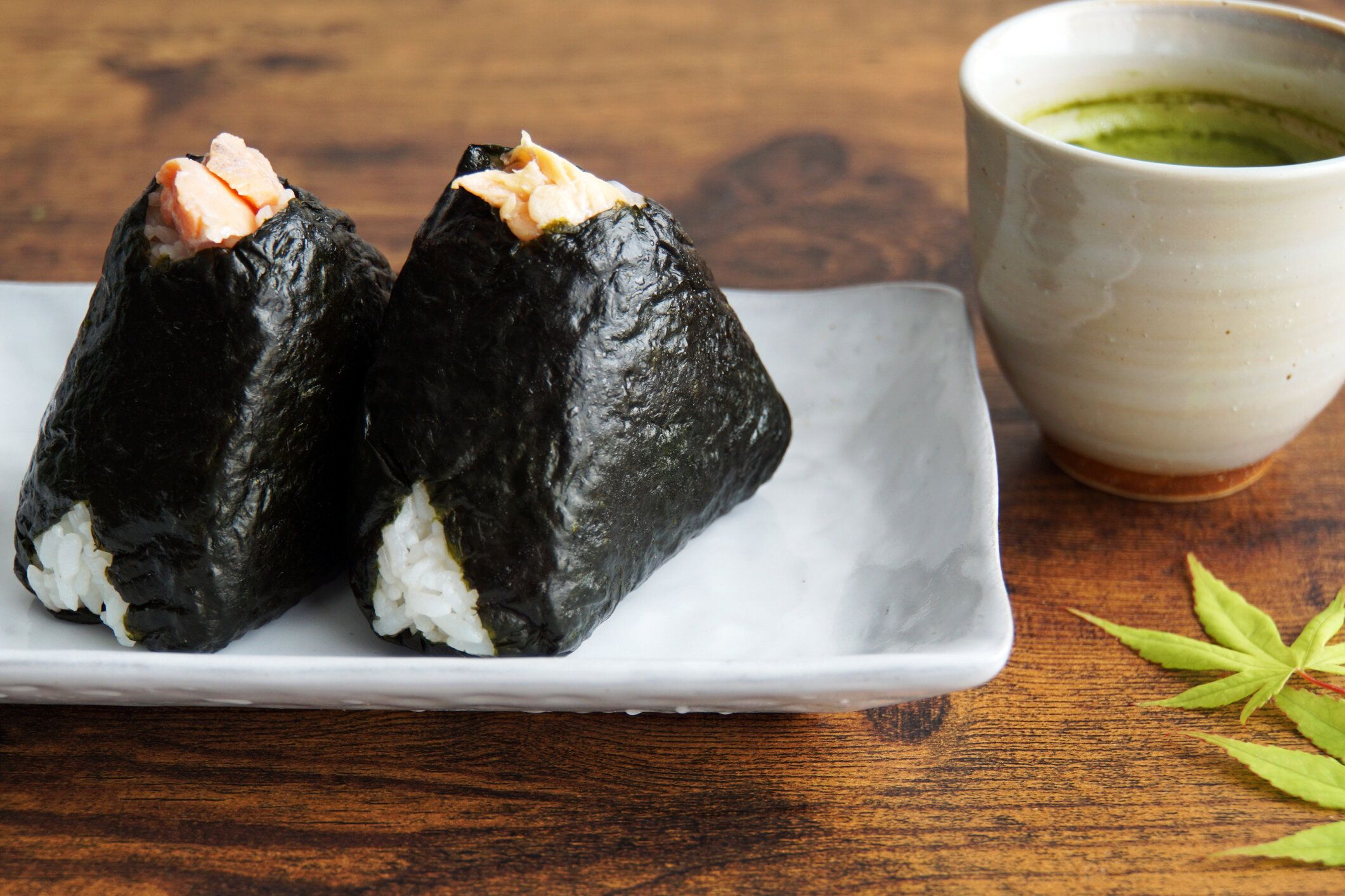 気になる「鮭おにぎり」のカロリーや炭水化物量とは？食べる際に押さえるべきポイントを紹介