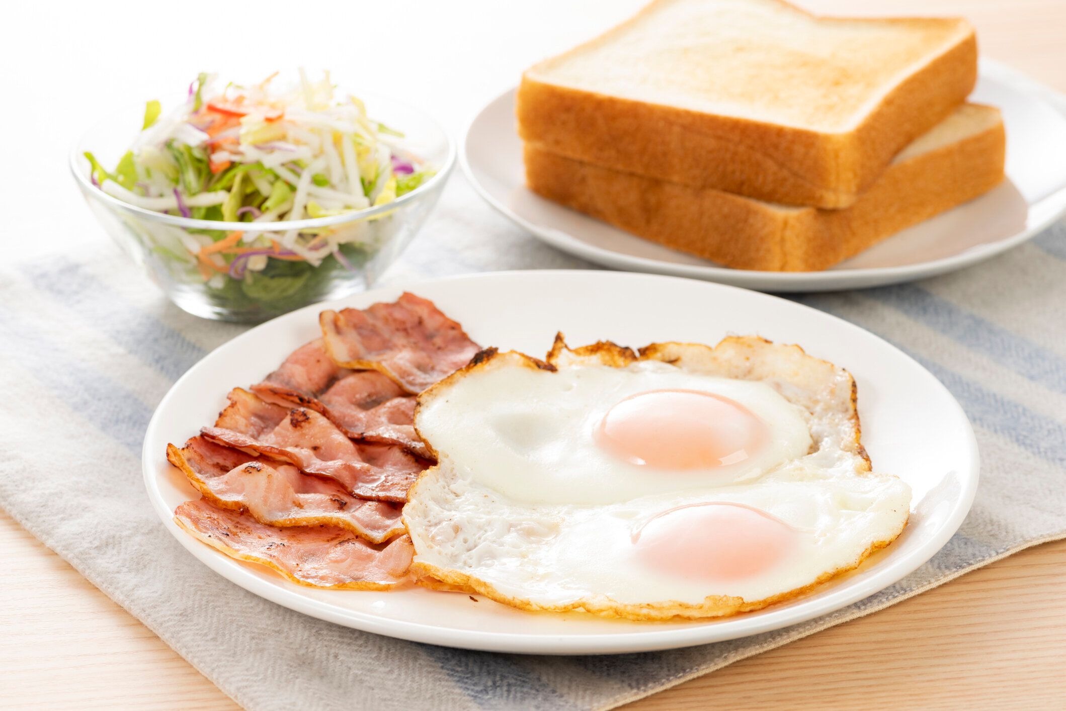 気になる「ベーコンエッグ」のカロリーや炭水化物量とは？食べる際に押さえるべきポイントを紹介