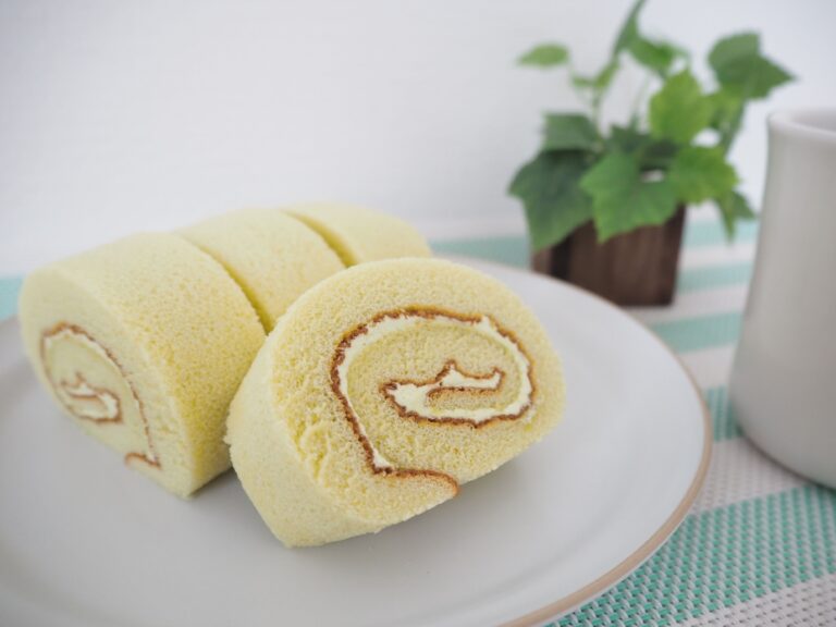 【ミニストップ】1切れたったの36円！4つに切れてる抹茶のロールケーキは後味までしっかり楽しんで！