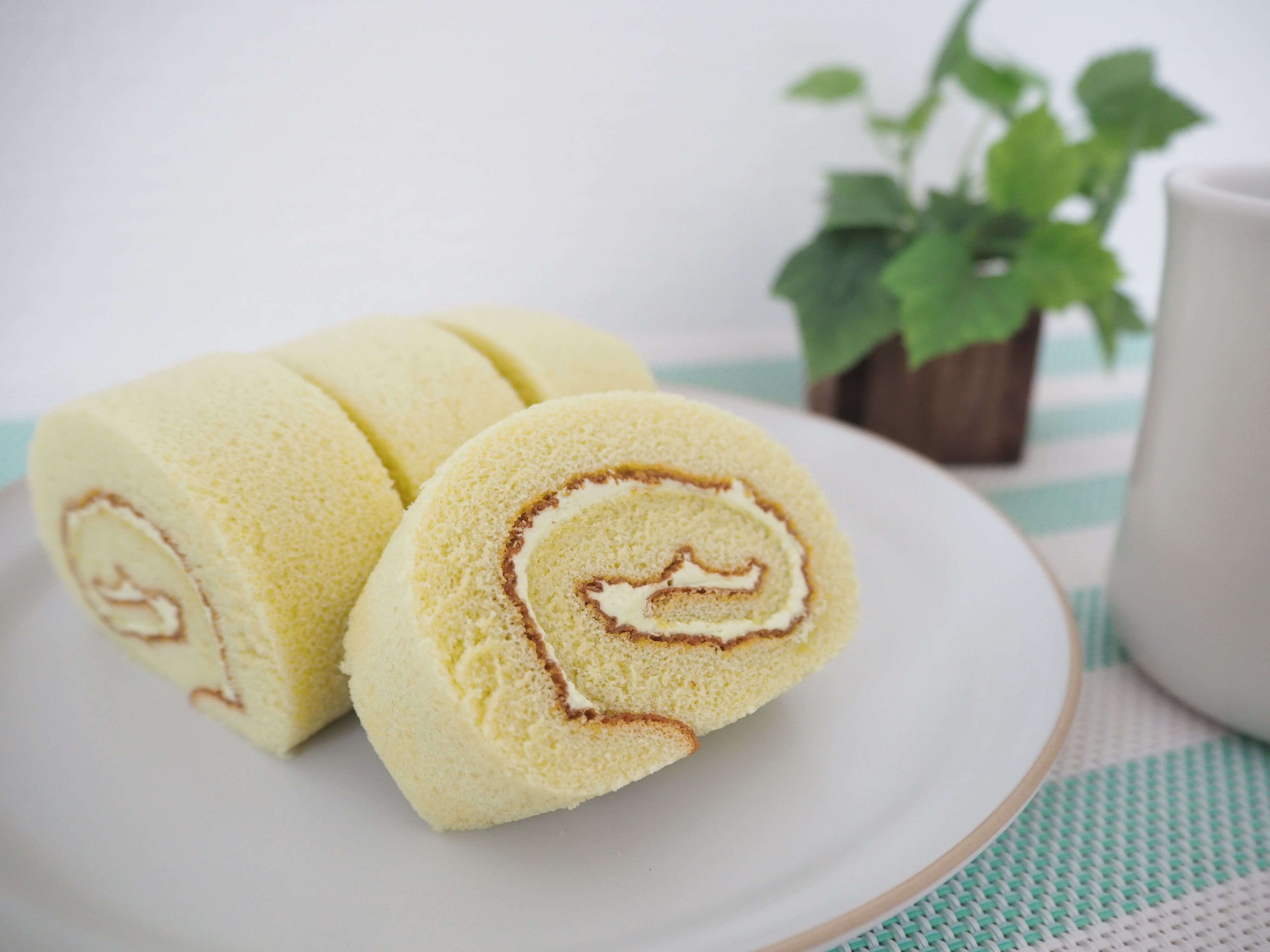 【ミニストップ】1切れたったの36円！4つに切れてる抹茶のロールケーキは後味までしっかり楽しんで！